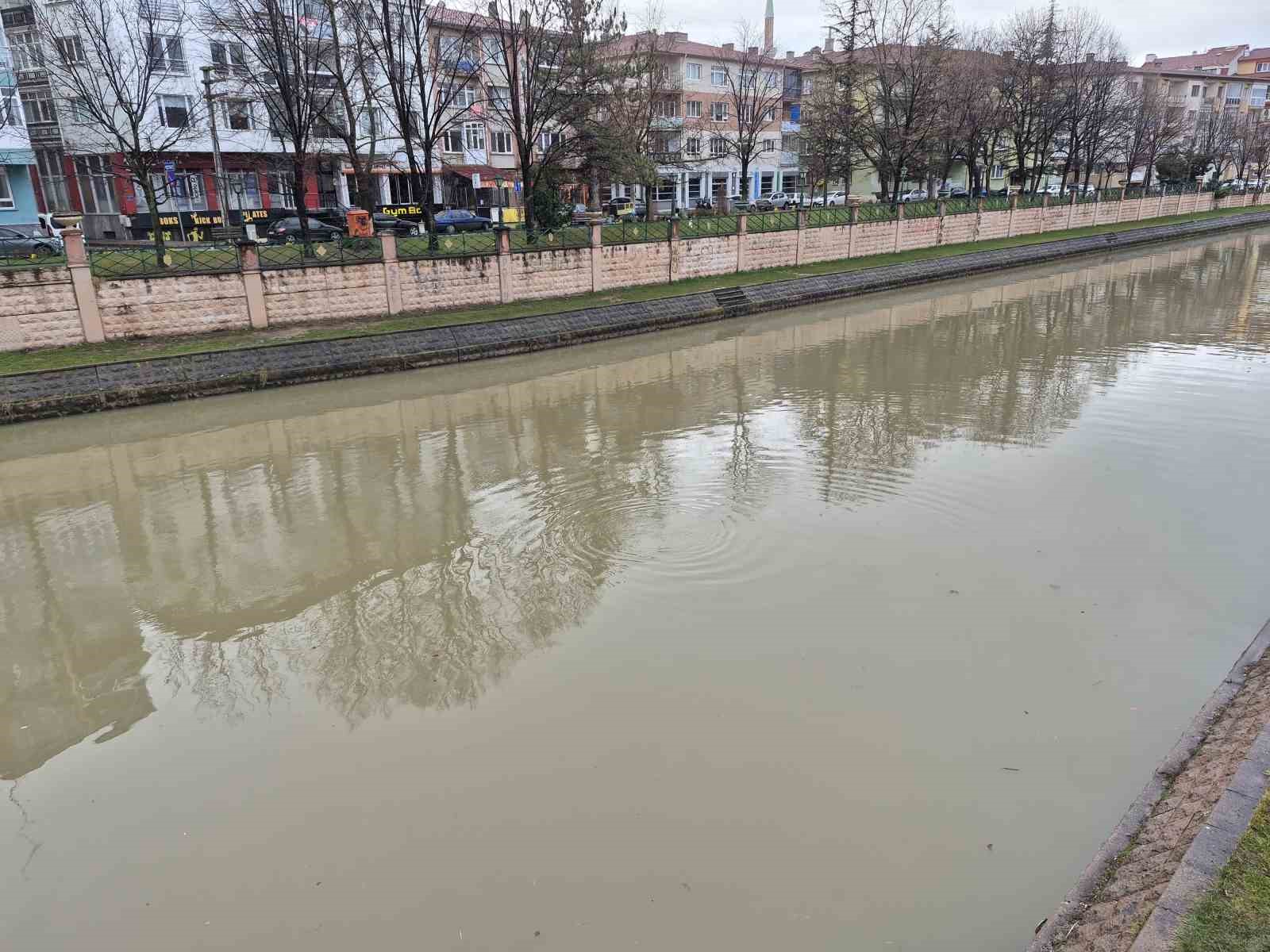 Porsuk Çayı kahverengi tonuna büründü

