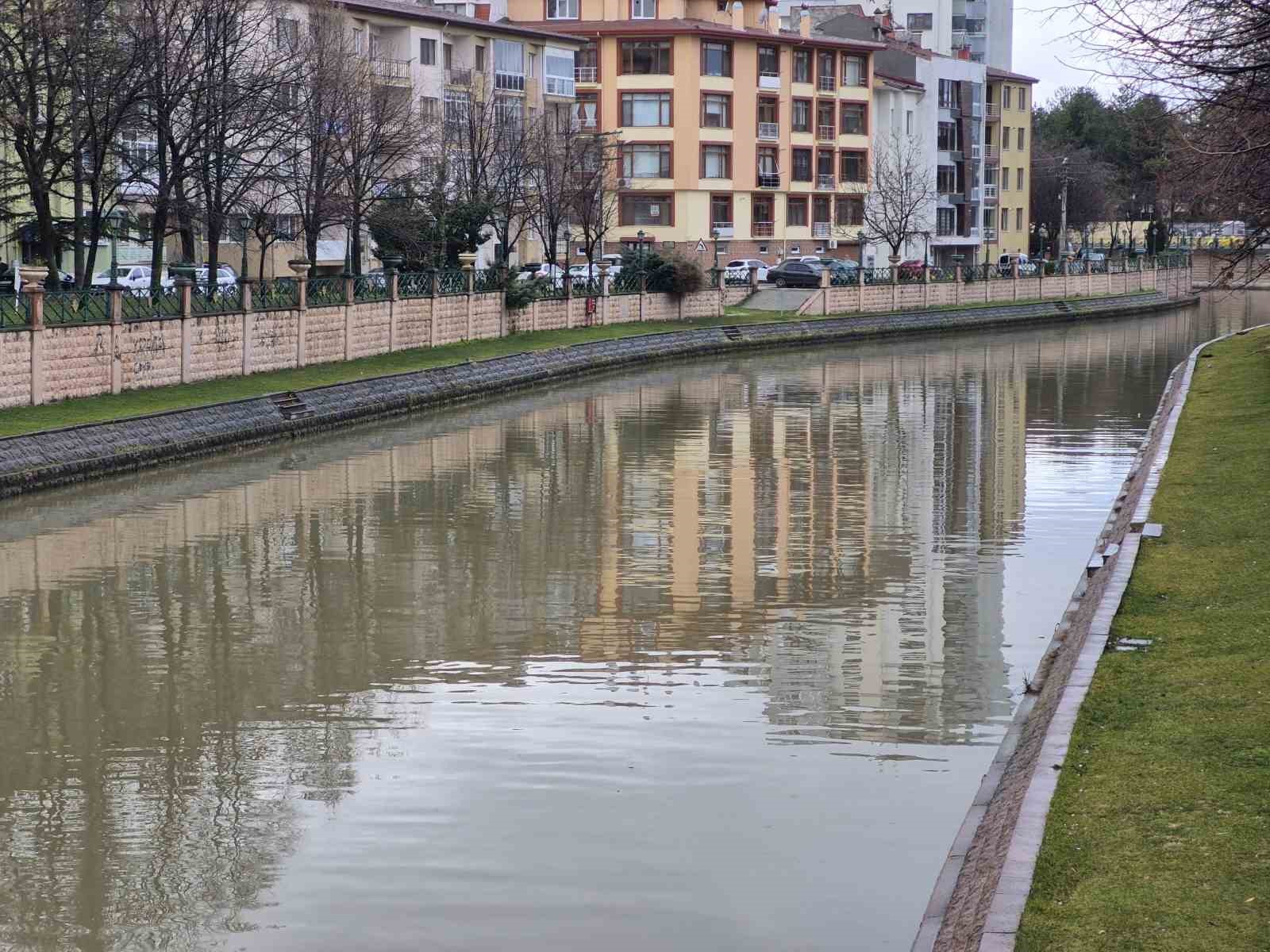 Porsuk Çayı kahverengi tonuna büründü
