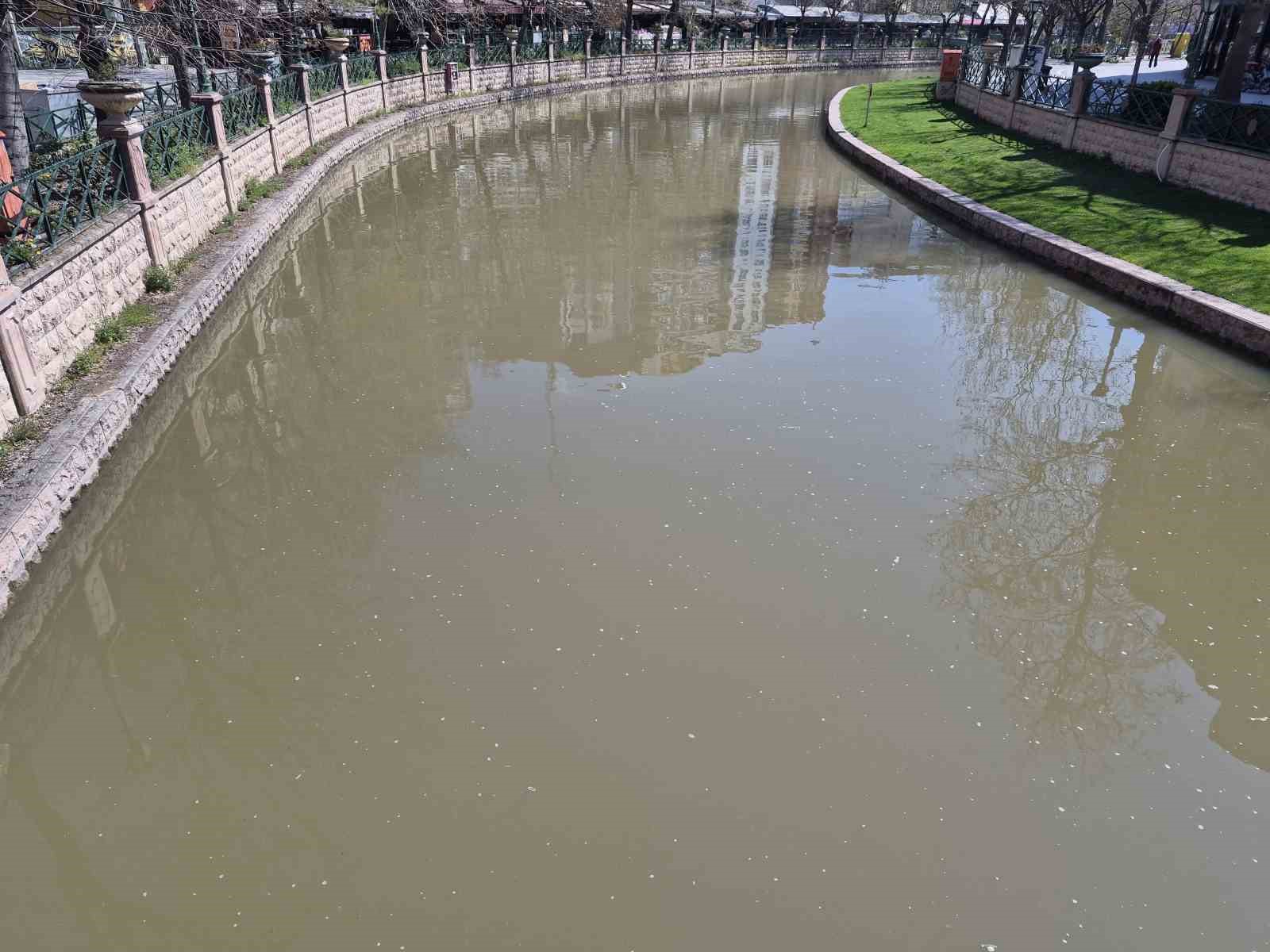 Porsuk Çayı kahverengine büründü
