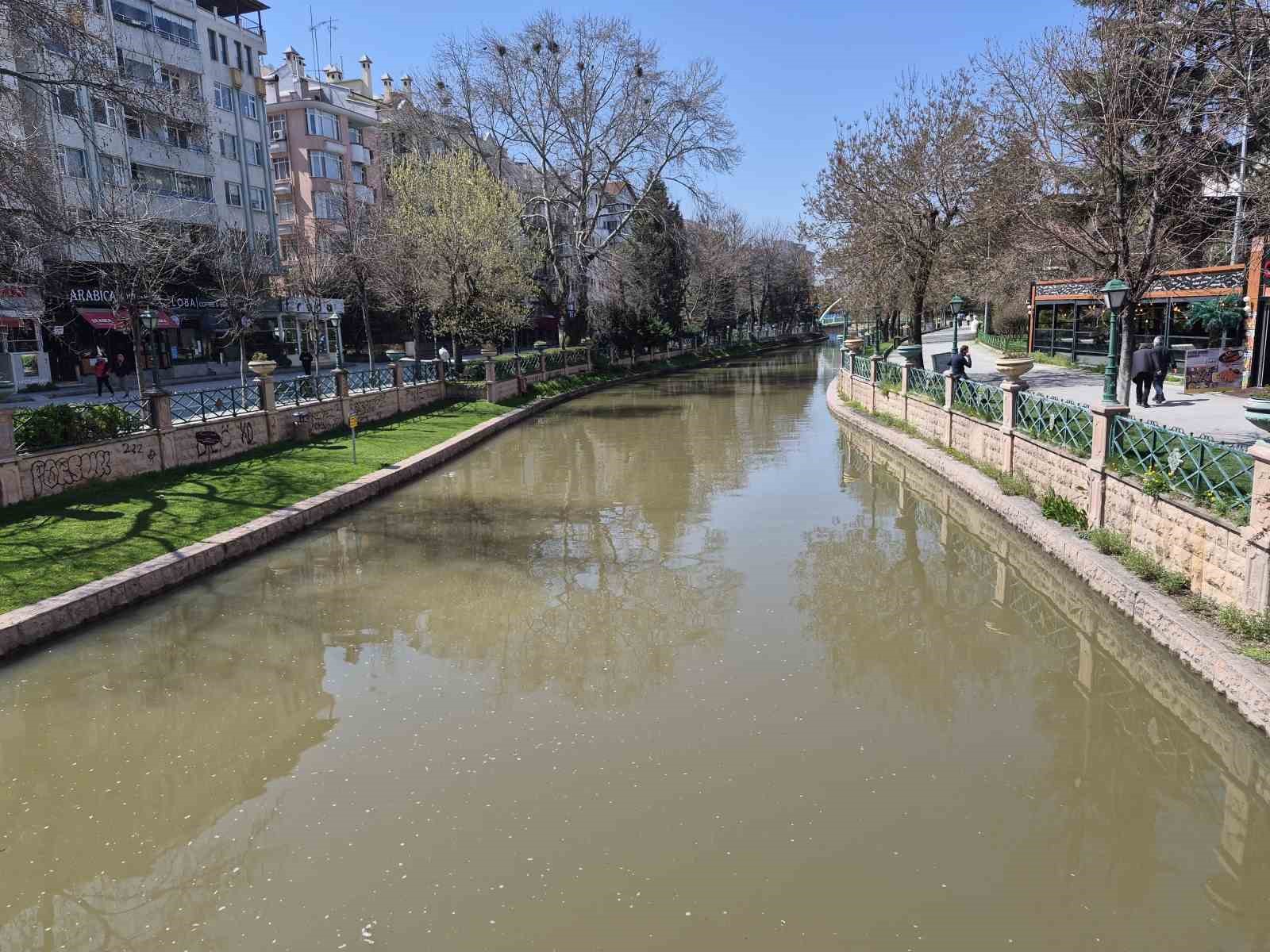 Porsuk Çayı kahverengine büründü
