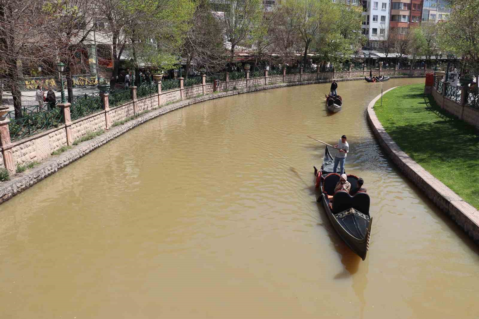 Porsuk Çayı kahverengiye döndü
