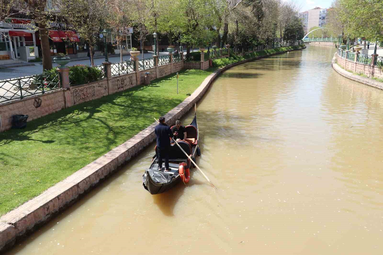 Porsuk Çayı kahverengiye döndü
