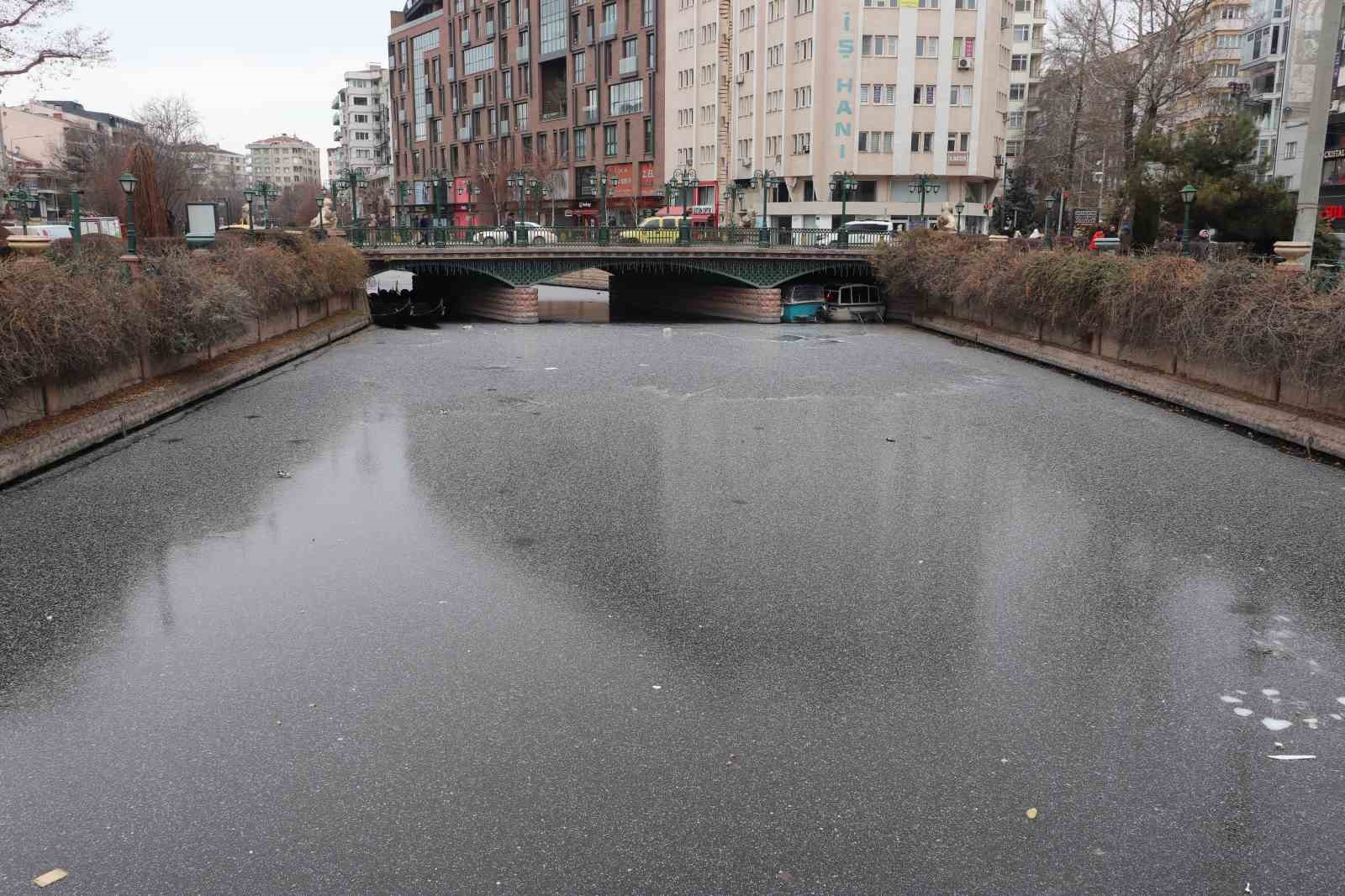 Porsuk Çayı’nın buz tutan yüzeyi çöple kaplanmaya başladı
