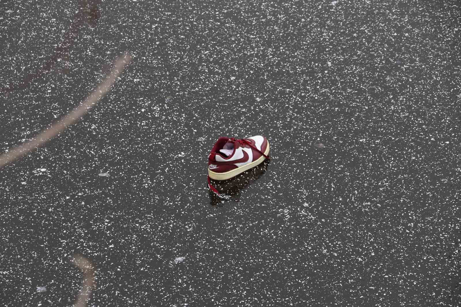 Porsuk Çayı’nın buz tutan yüzeyi çöple kaplanmaya başladı
