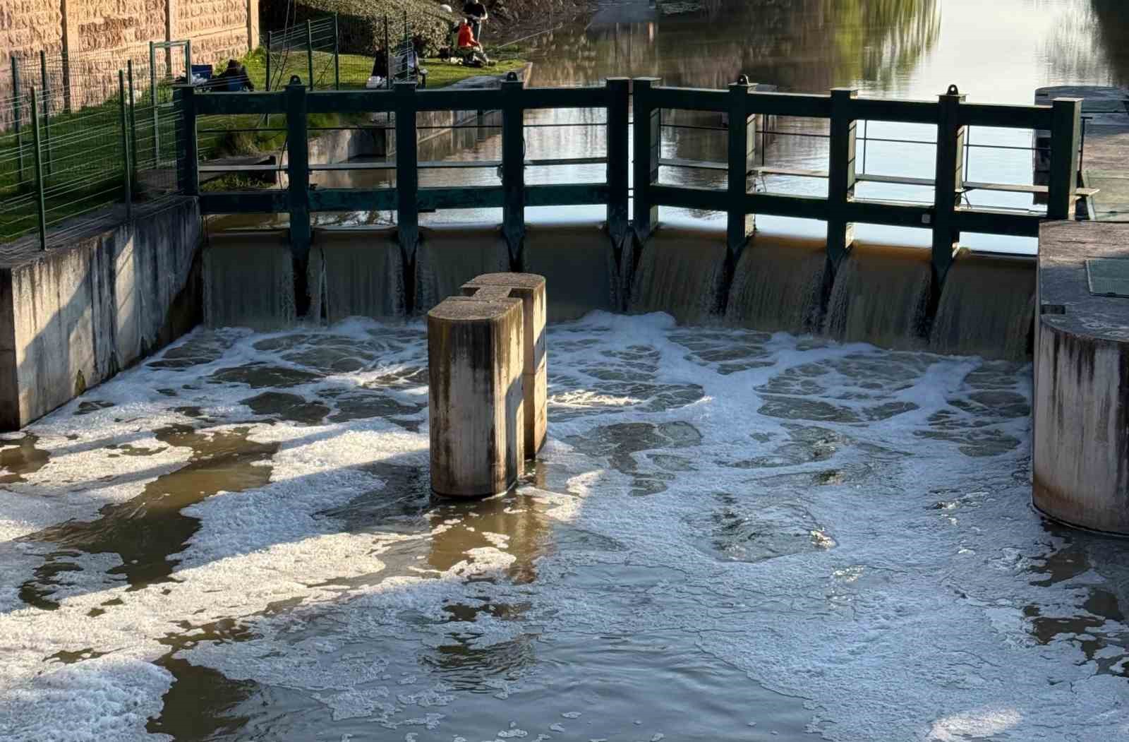 Porsuk Çayı’nın yüzeyi köpükle kaplandı
