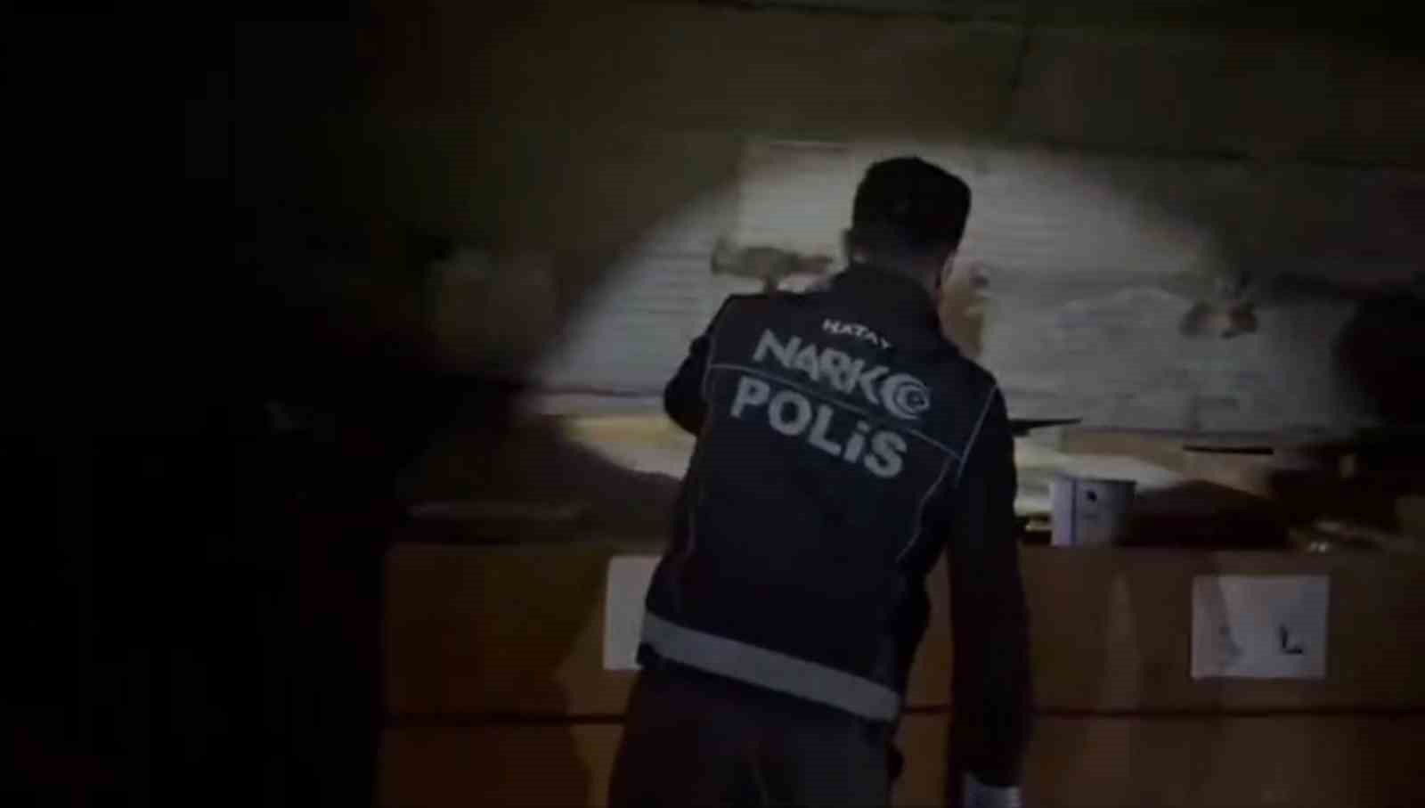 Portakal bahçesinde gerçekleşen uyuşturucu alışverişine polis ekiplerinden baskın: 175 kilogram kimyasal uyuşturucu ham maddesi ele geçirildi
