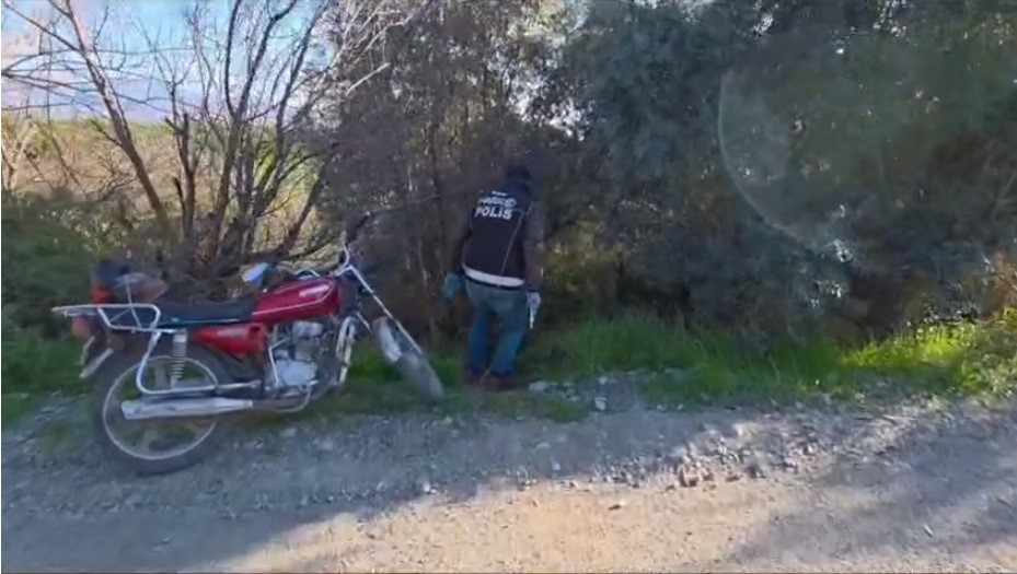 Portakal bahçesinde gerçekleşen uyuşturucu alışverişine polis ekiplerinden baskın: 175 kilogram kimyasal uyuşturucu ham maddesi ele geçirildi
