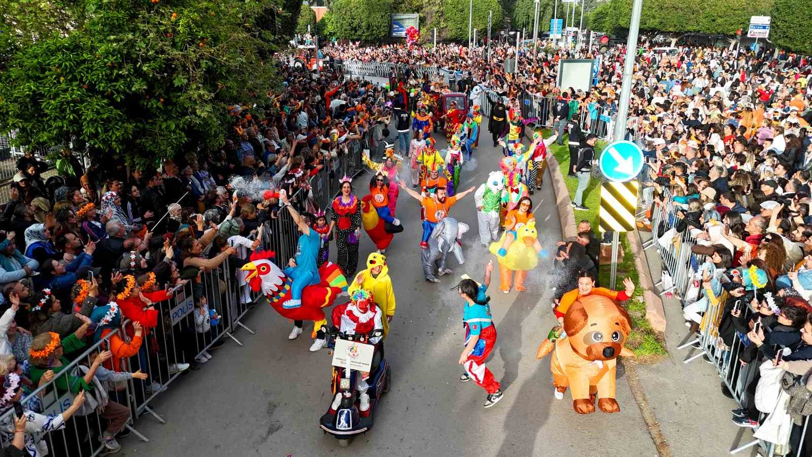 Portakal Çiçeği Karnavalı’nda renkli kortej
