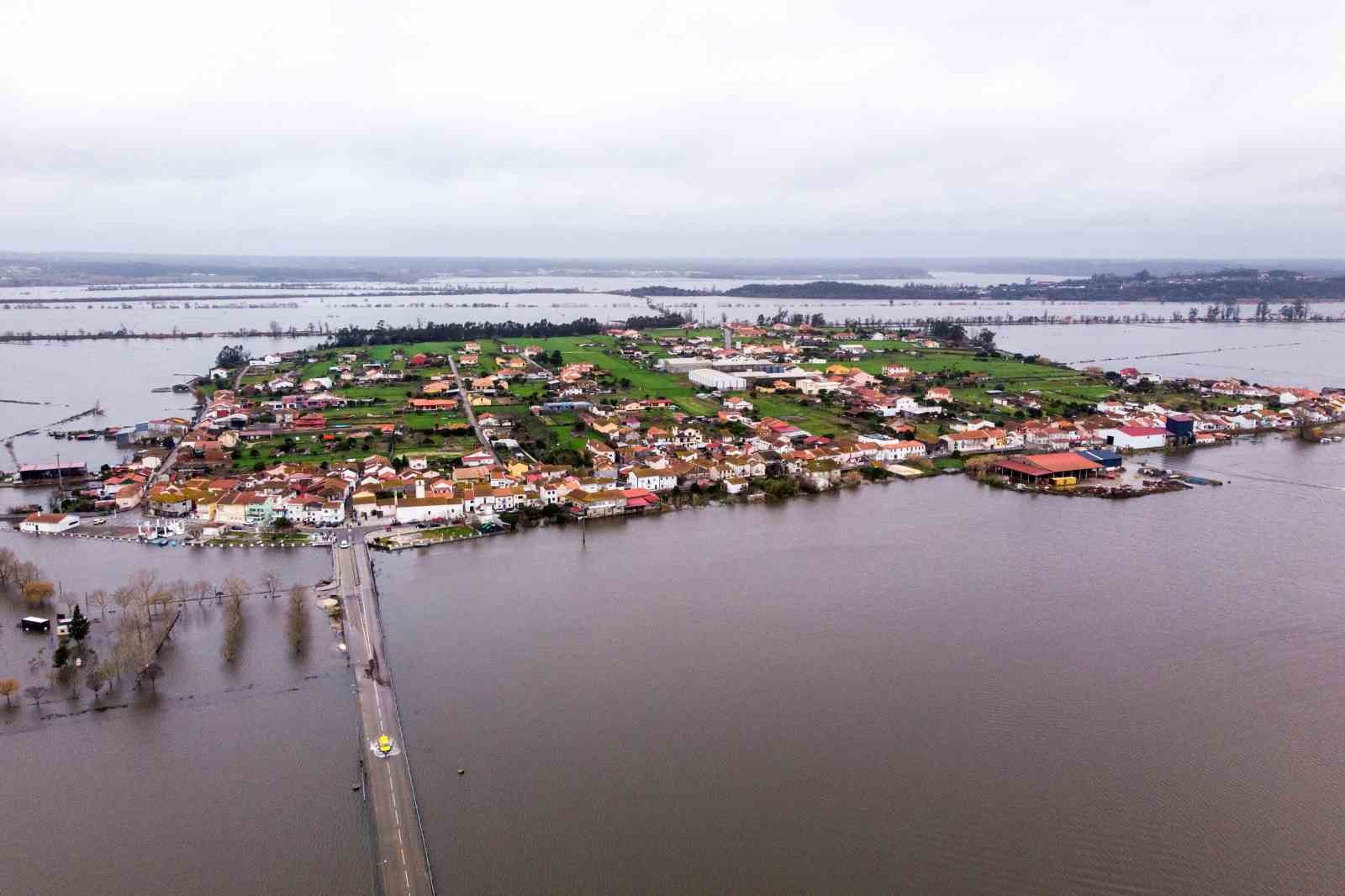 Portekiz’i fırtına vurdu: 1 kişi sel suyuna kapılarak hayatını kaybetti

