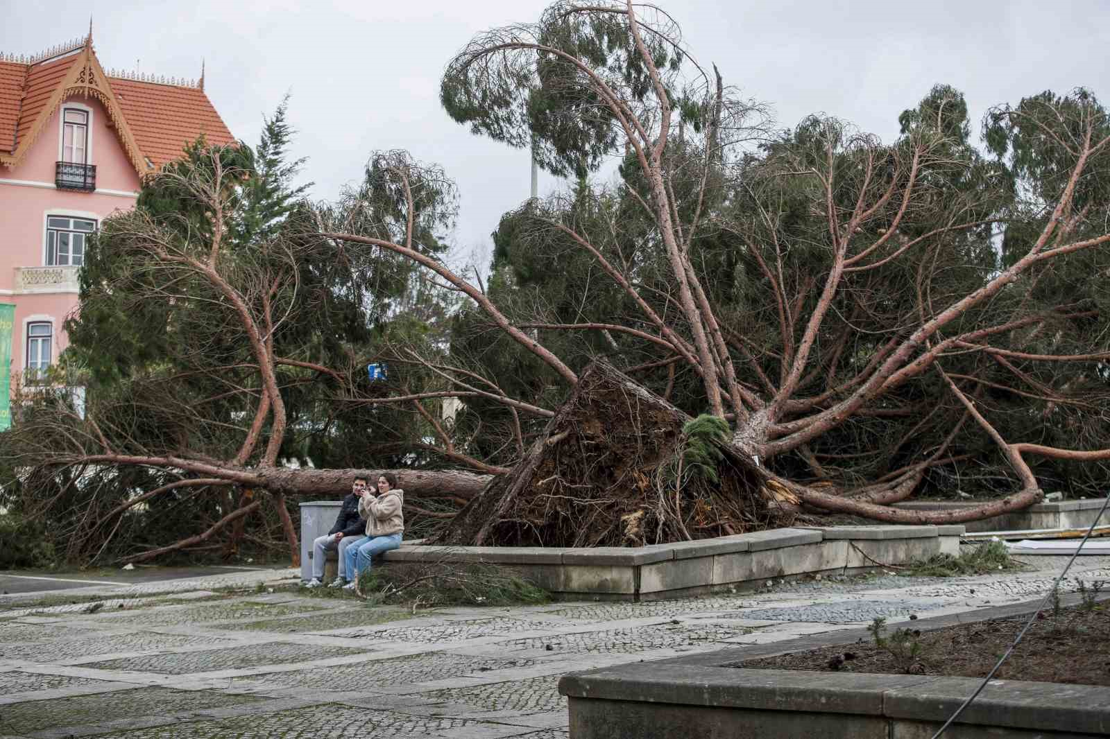 Portekiz’i Kristin fırtınası vurdu: 5 ölü
