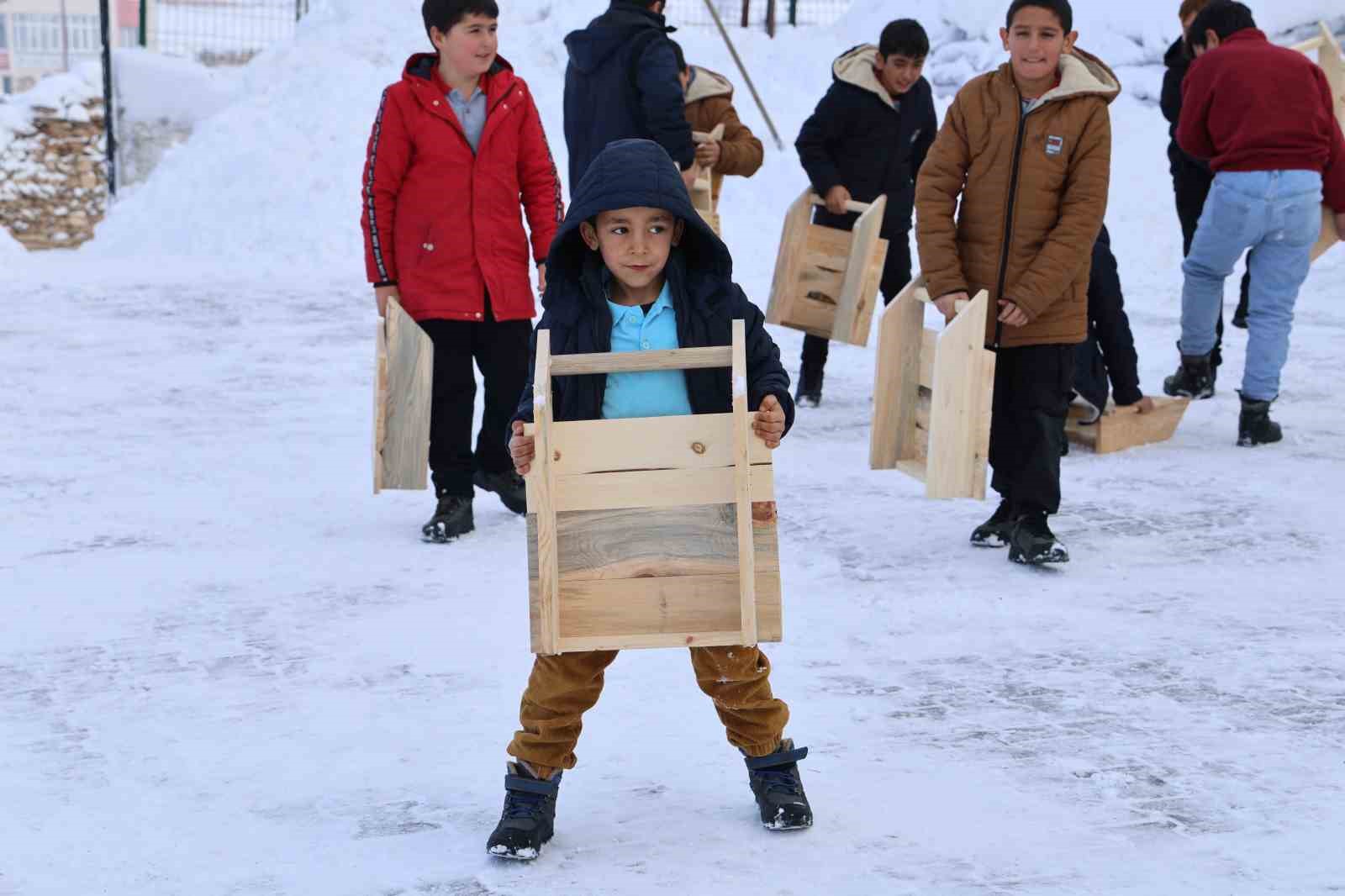 Poşet ve leğenle kayıyorlardı, kızak hediyesi türkü yaktırdı
