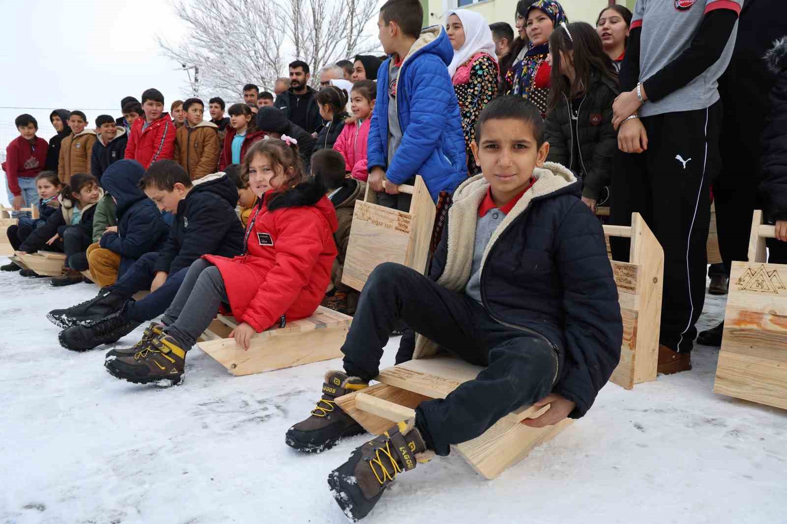 Poşet ve leğenle kayıyorlardı, kızak hediyesi türkü yaktırdı
