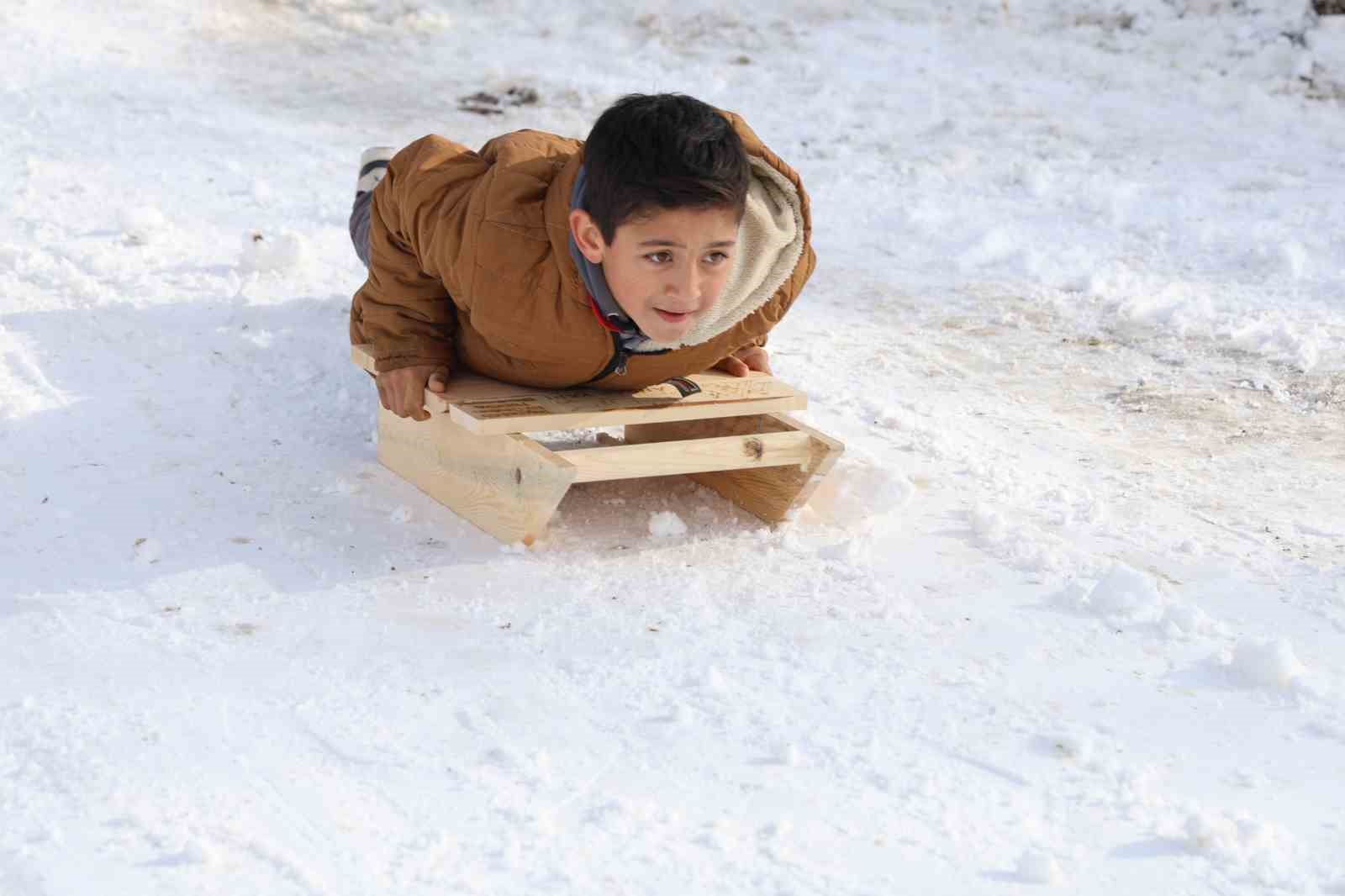 Poşet ve leğenle kayıyorlardı, kızak hediyesi türkü yaktırdı
