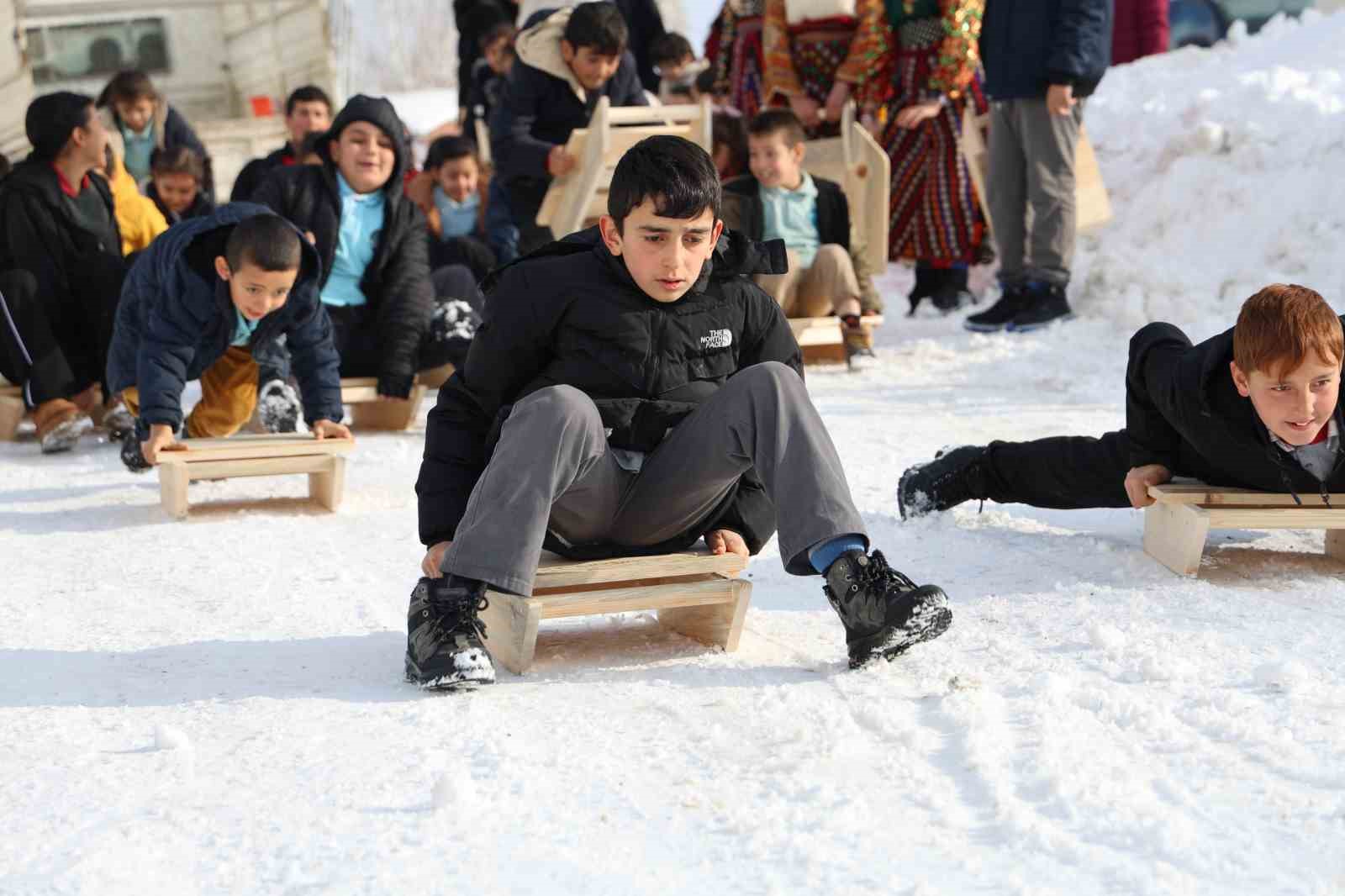 Poşet ve leğenle kayıyorlardı, kızak hediyesi türkü yaktırdı
