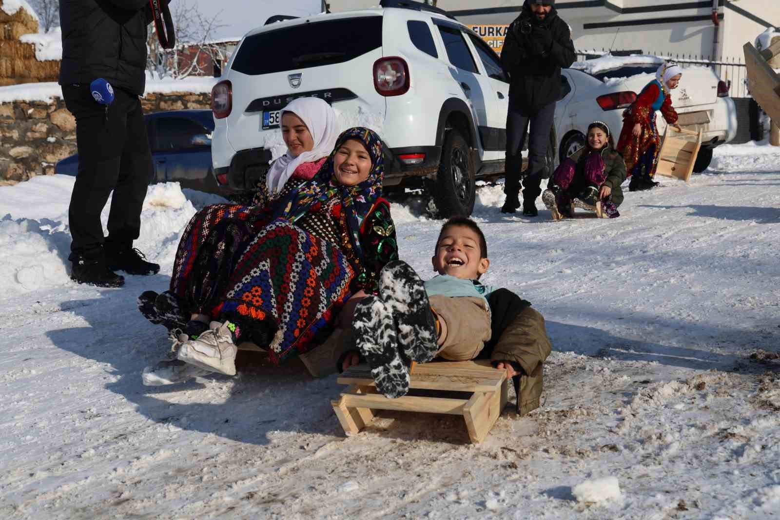 Poşet ve leğenle kayıyorlardı, kızak hediyesi türkü yaktırdı
