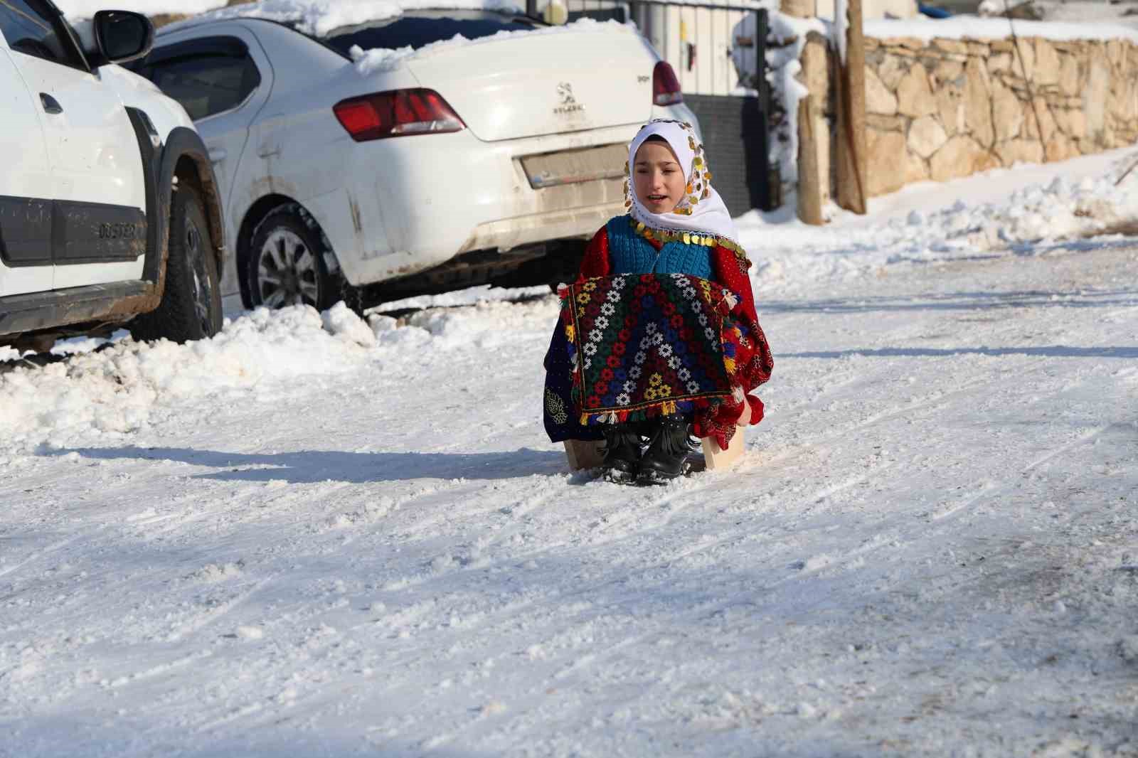 Poşet ve leğenle kayıyorlardı, kızak hediyesi türkü yaktırdı
