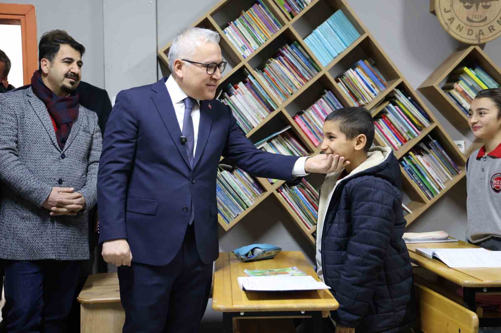 Poşet ve leğenle kayıyorlardı, kızak hediyesi türkü yaktırdı
