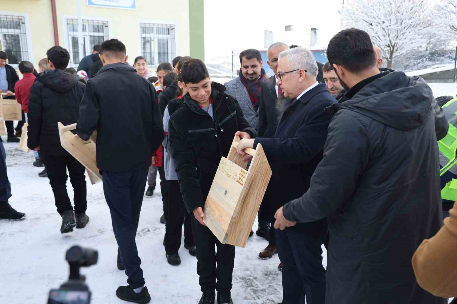 Poşet ve leğenle kayıyorlardı, kızak hediyesi türkü yaktırdı
