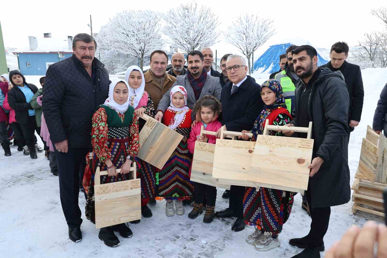 Poşet ve leğenle kayıyorlardı, kızak hediyesi türkü yaktırdı
