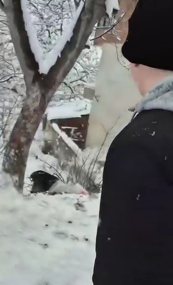 Poşetle kayan gençler hızını alamayarak bahçeye uçtu
