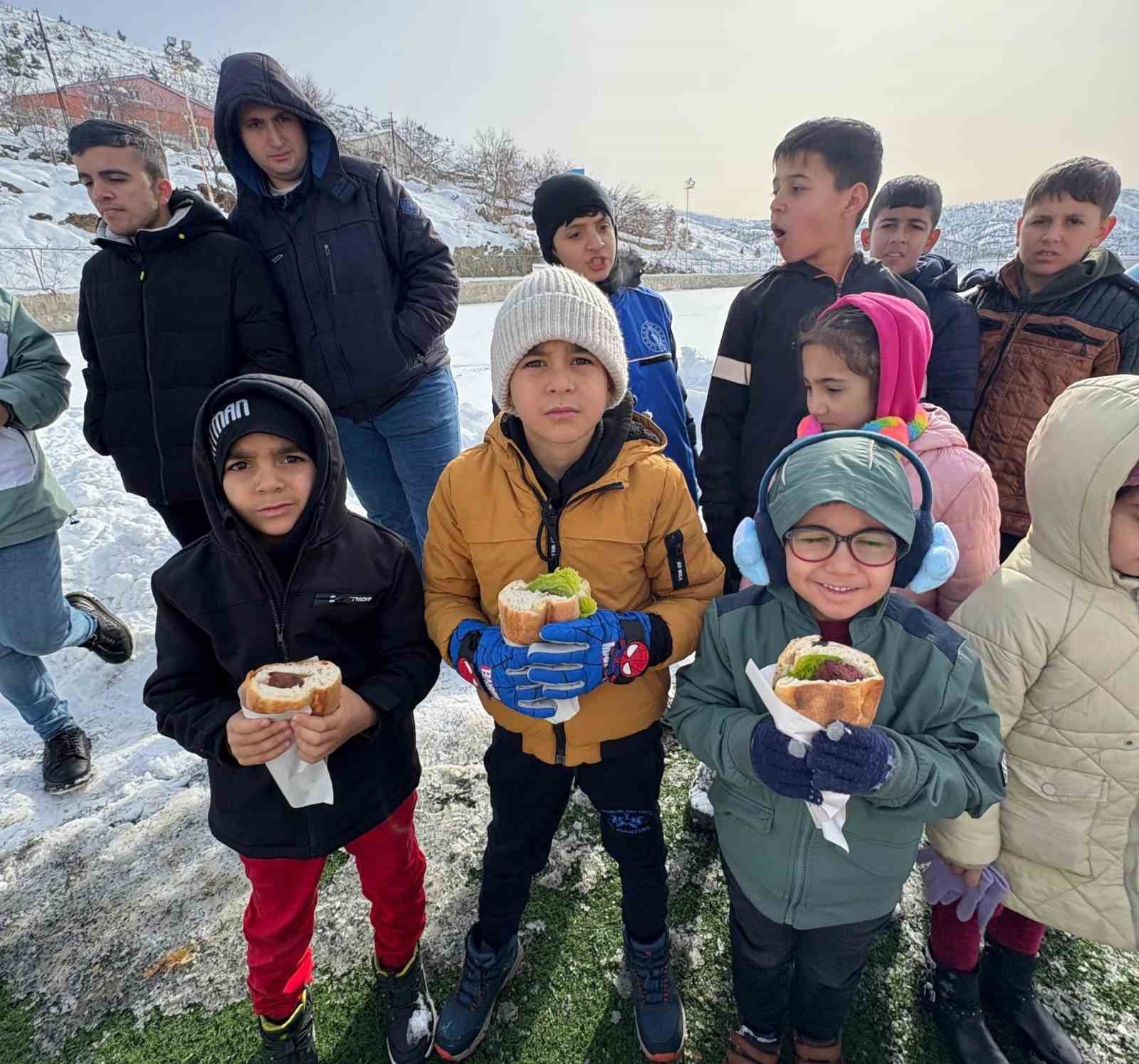 Poşetlerle kayarken sucuk mangala doydular
