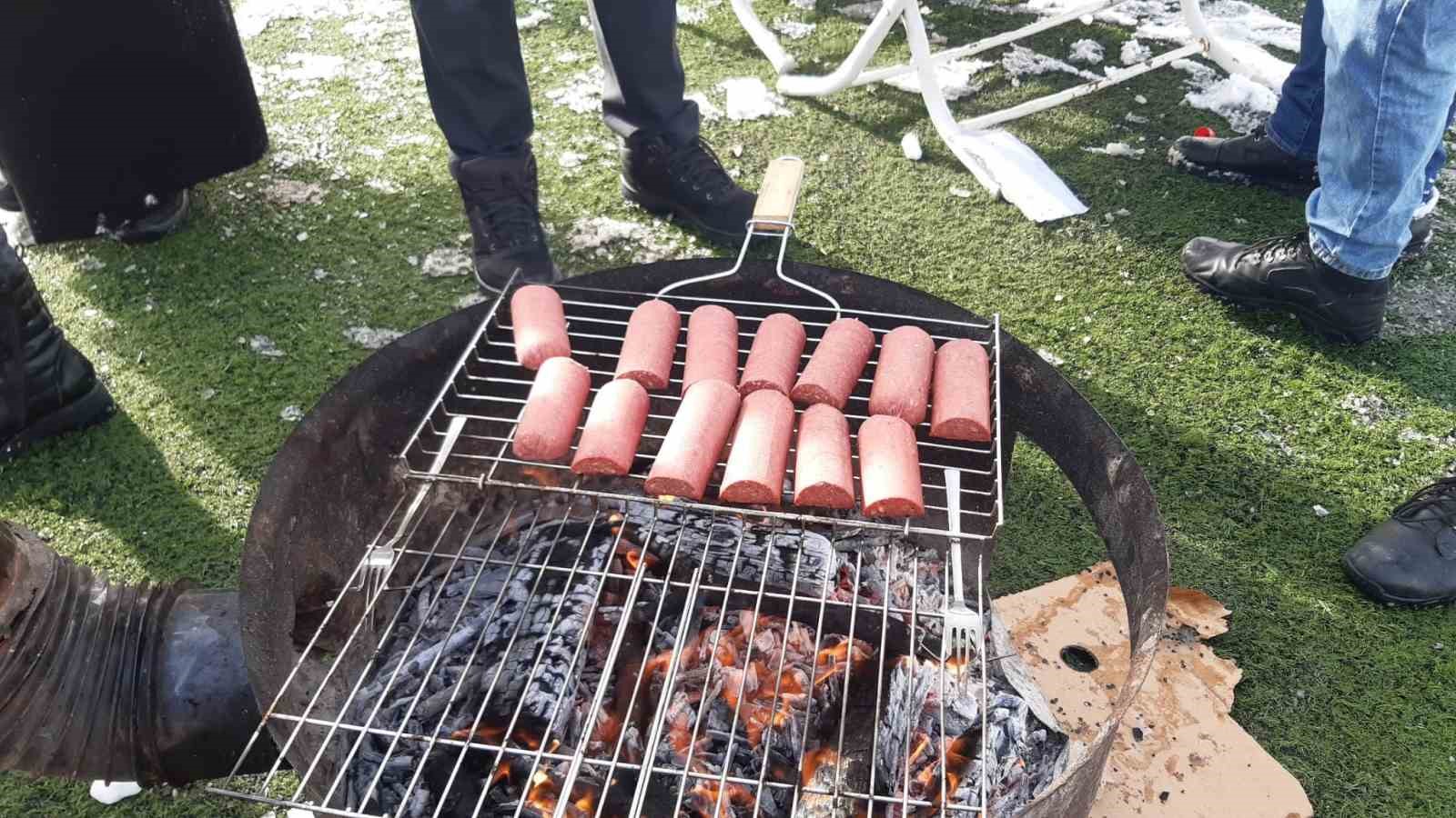 Poşetlerle kayarken sucuk mangala doydular

