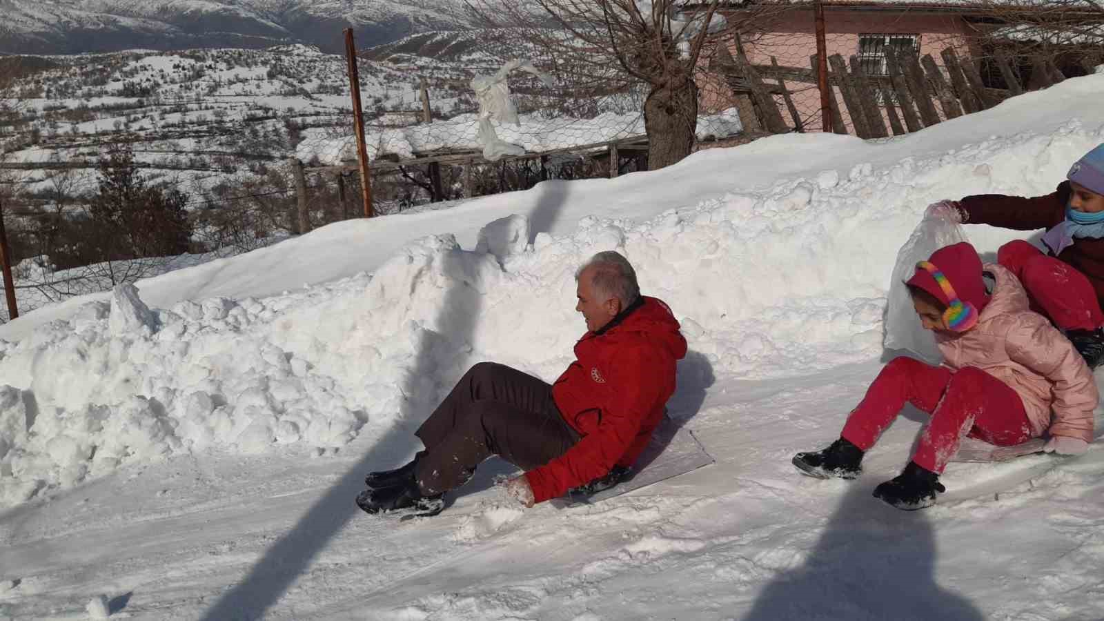 Poşetlerle kayarken sucuk mangala doydular
