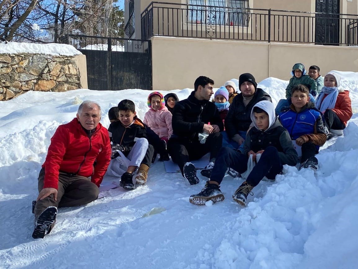 Poşetlerle kayarken sucuk mangala doydular
