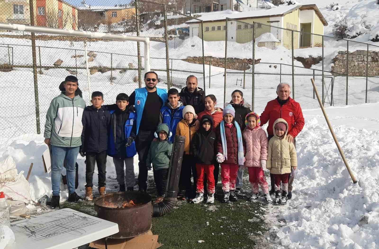 Poşetlerle kayarken sucuk mangala doydular
