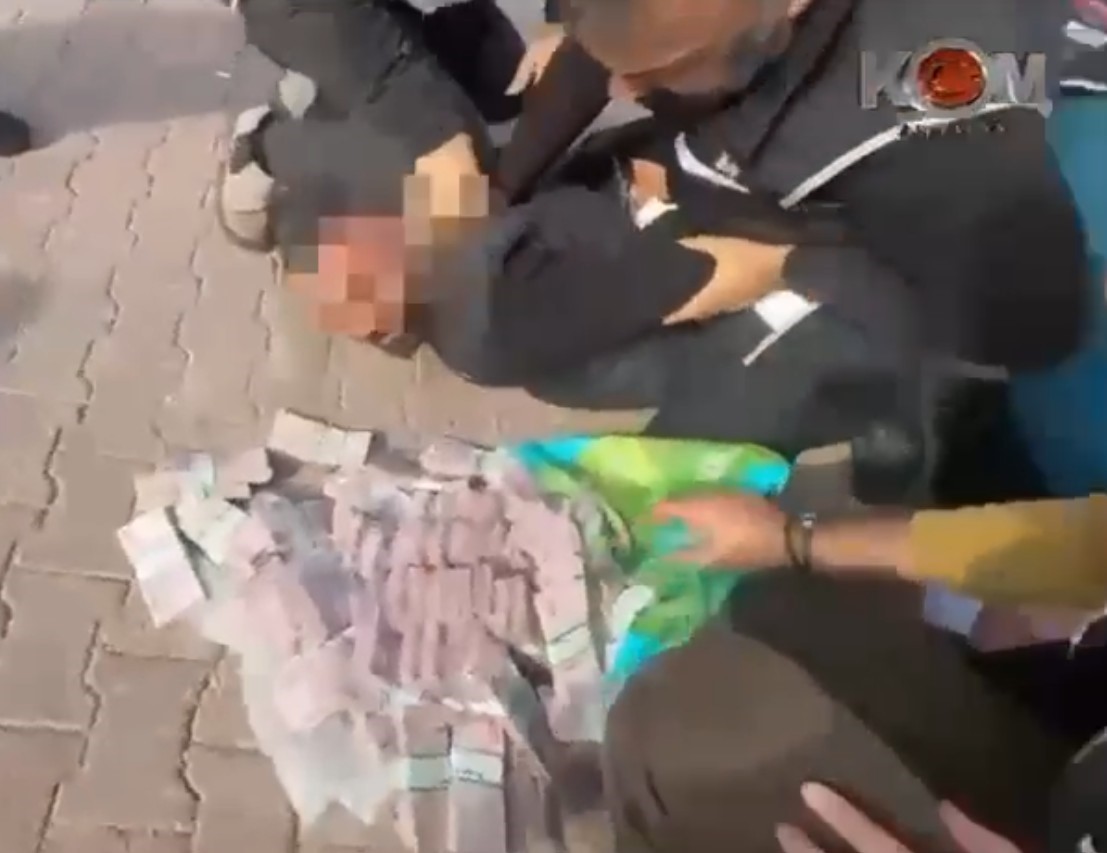 Poşetteki 2 milyon lira ile 30 metre gidebildiler, polisin operasyonuyla yakalandılar
