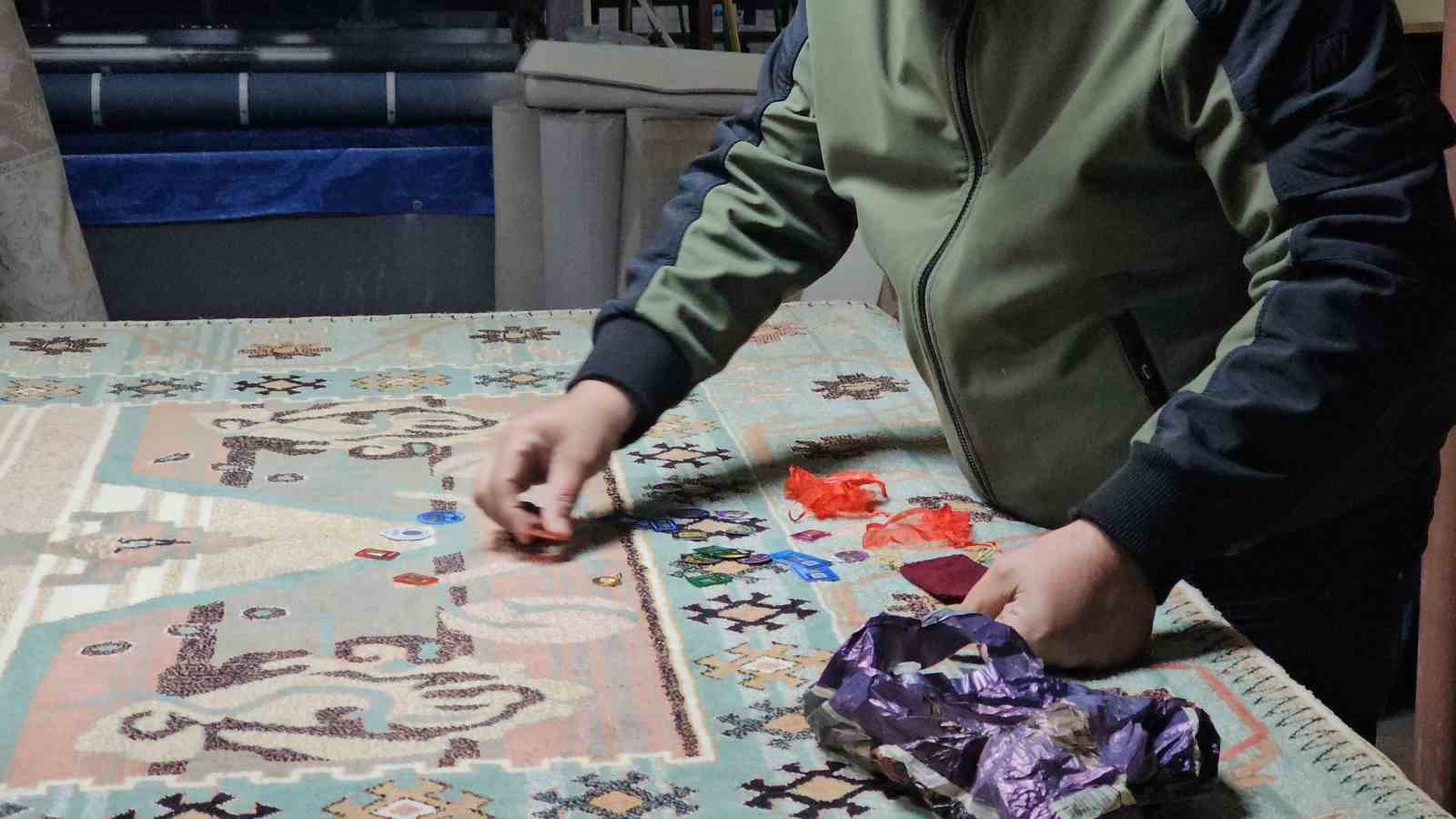 Poşetten insanlık çıktı, halının arasındaki altınlar sahibine ulaştırdı
