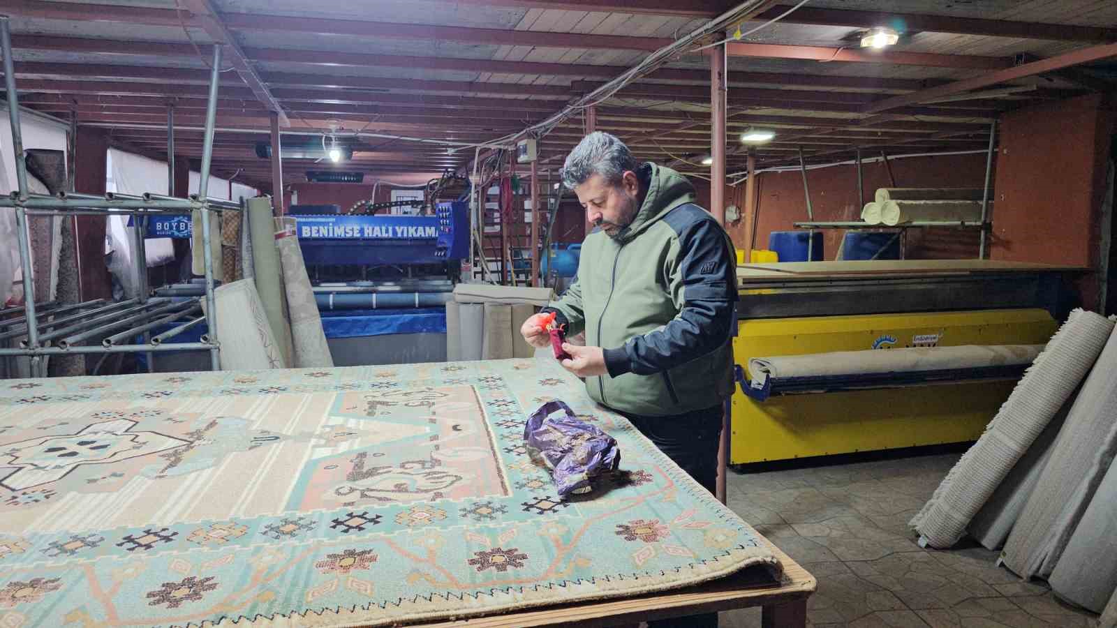 Poşetten insanlık çıktı, halının arasındaki altınlar sahibine ulaştırdı
