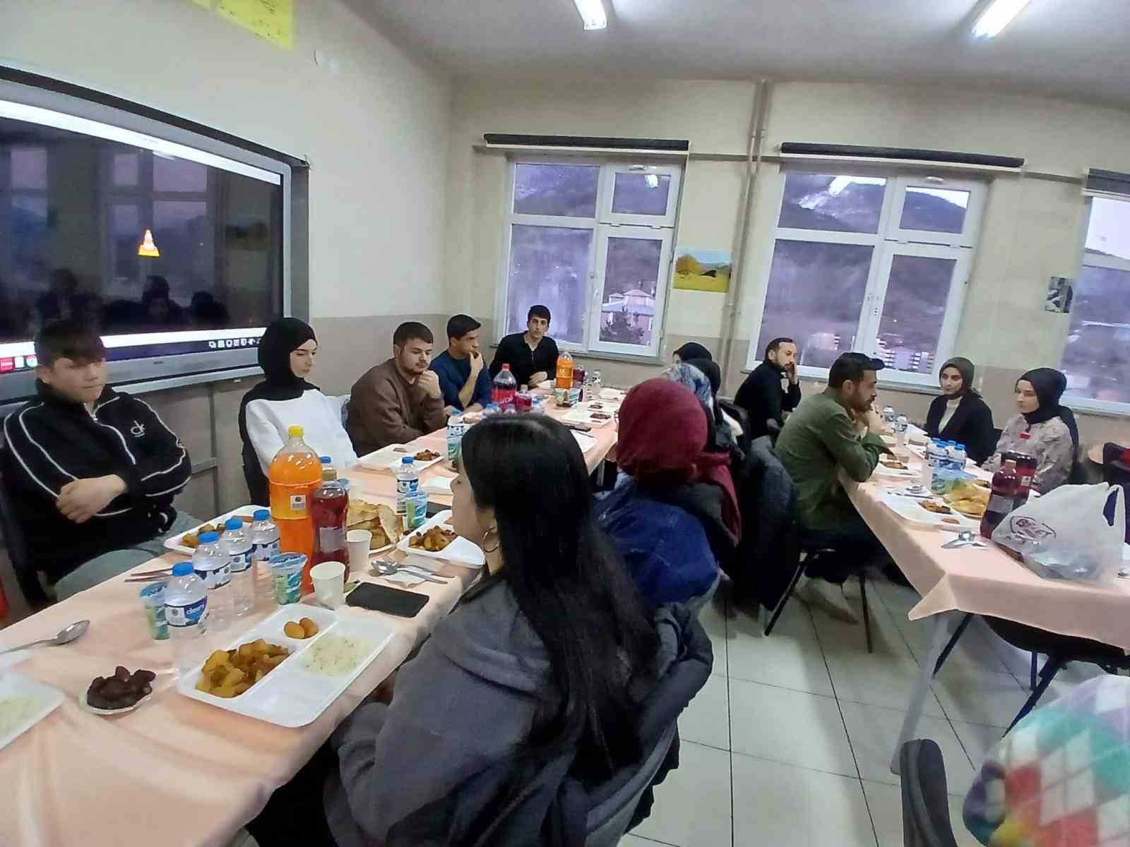 Posof Aşık Sabit Müdami Anadolu İmam Hatip Lisesi’nde iftar programı
