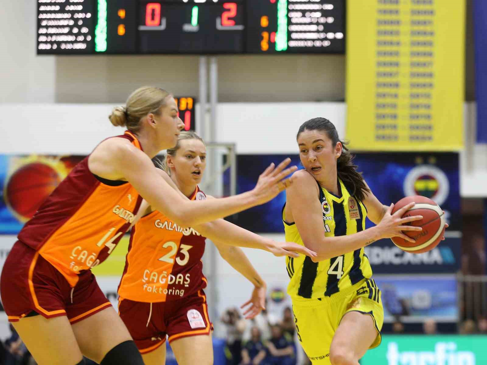 Pota ve filedeki derbilerde Fenerbahçe’den çifte zafer
