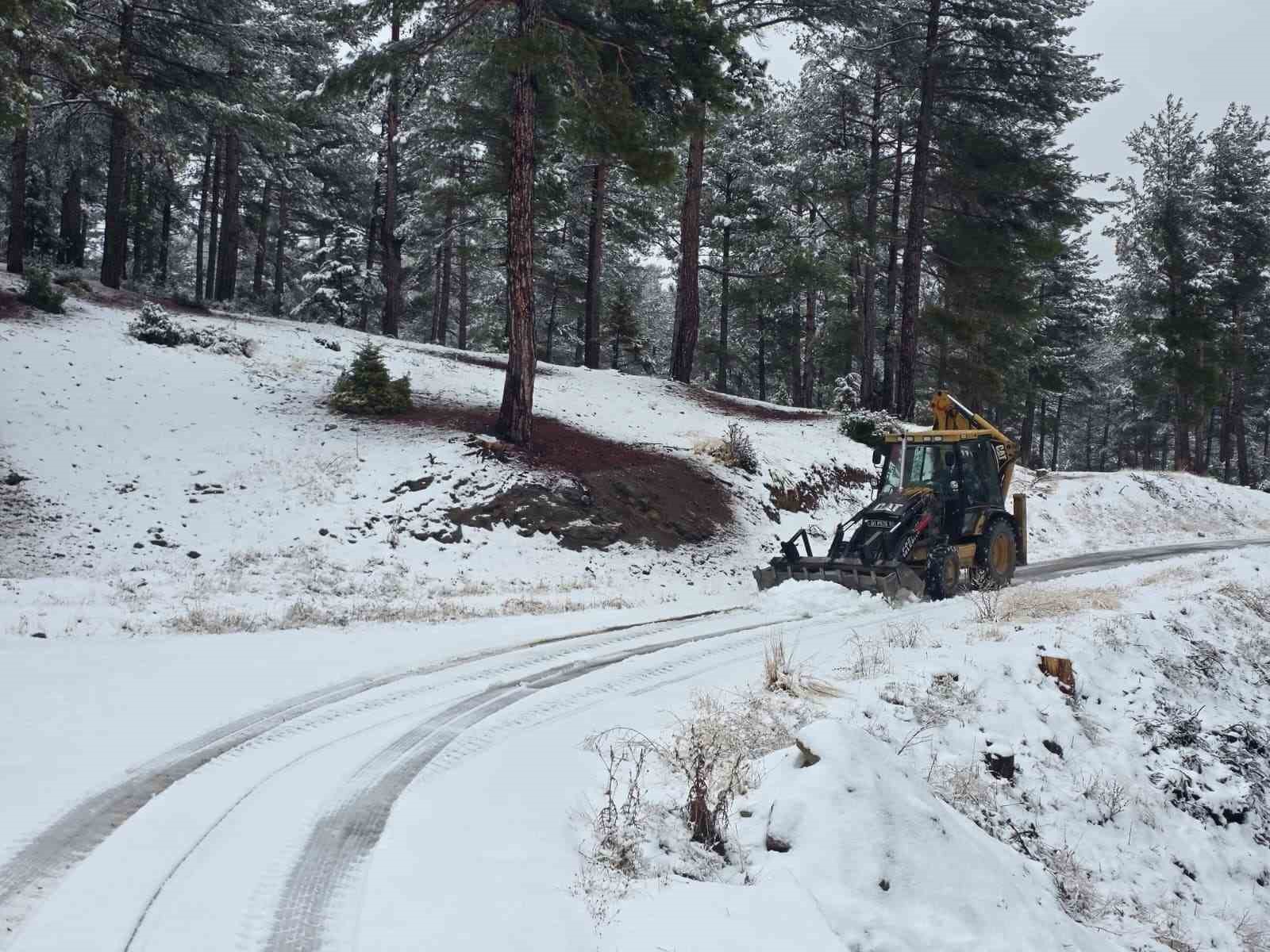 Pozantı’da kar yağışı etkili oldu
