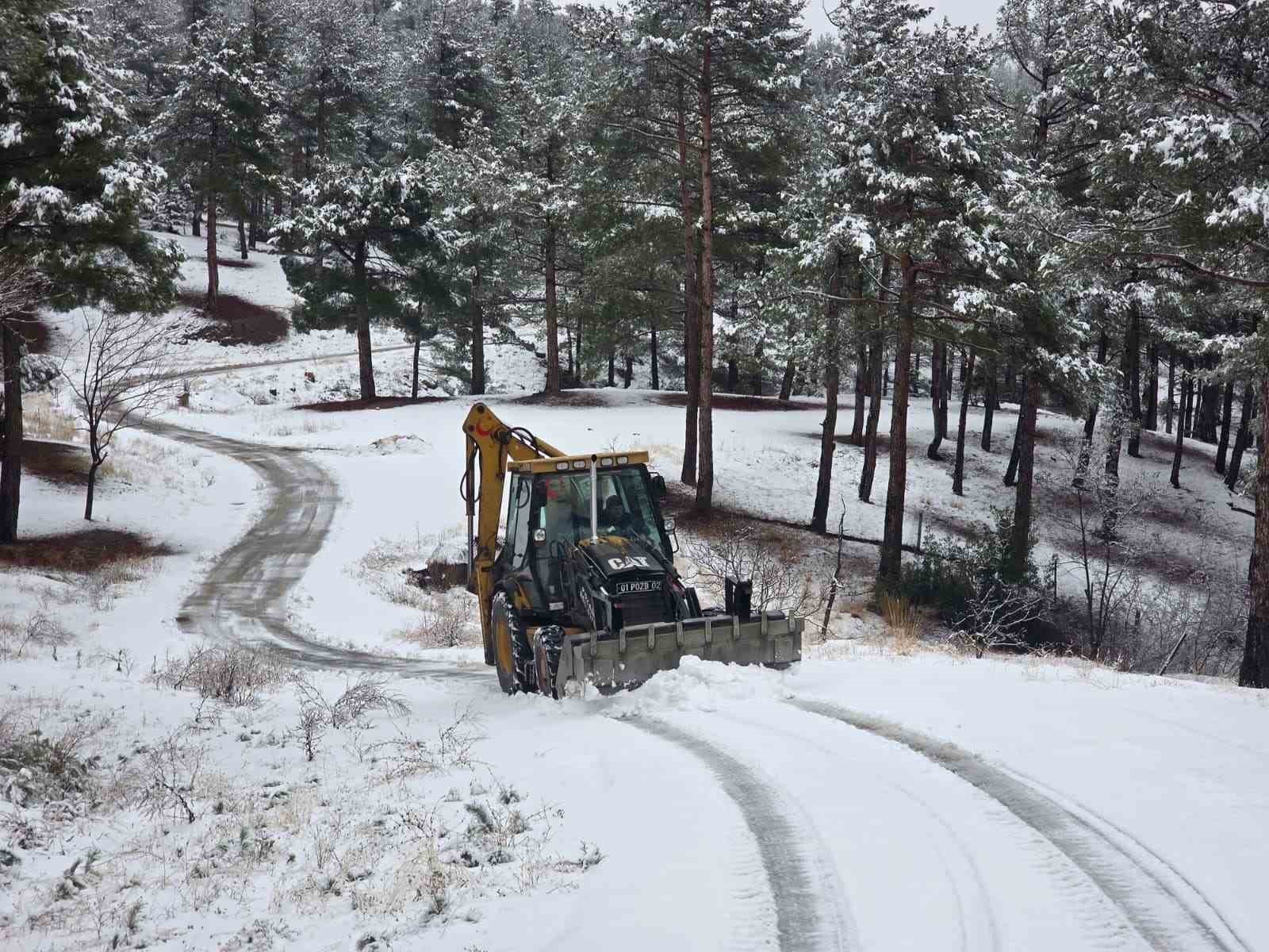 Pozantı’da kar yağışı etkili oldu
