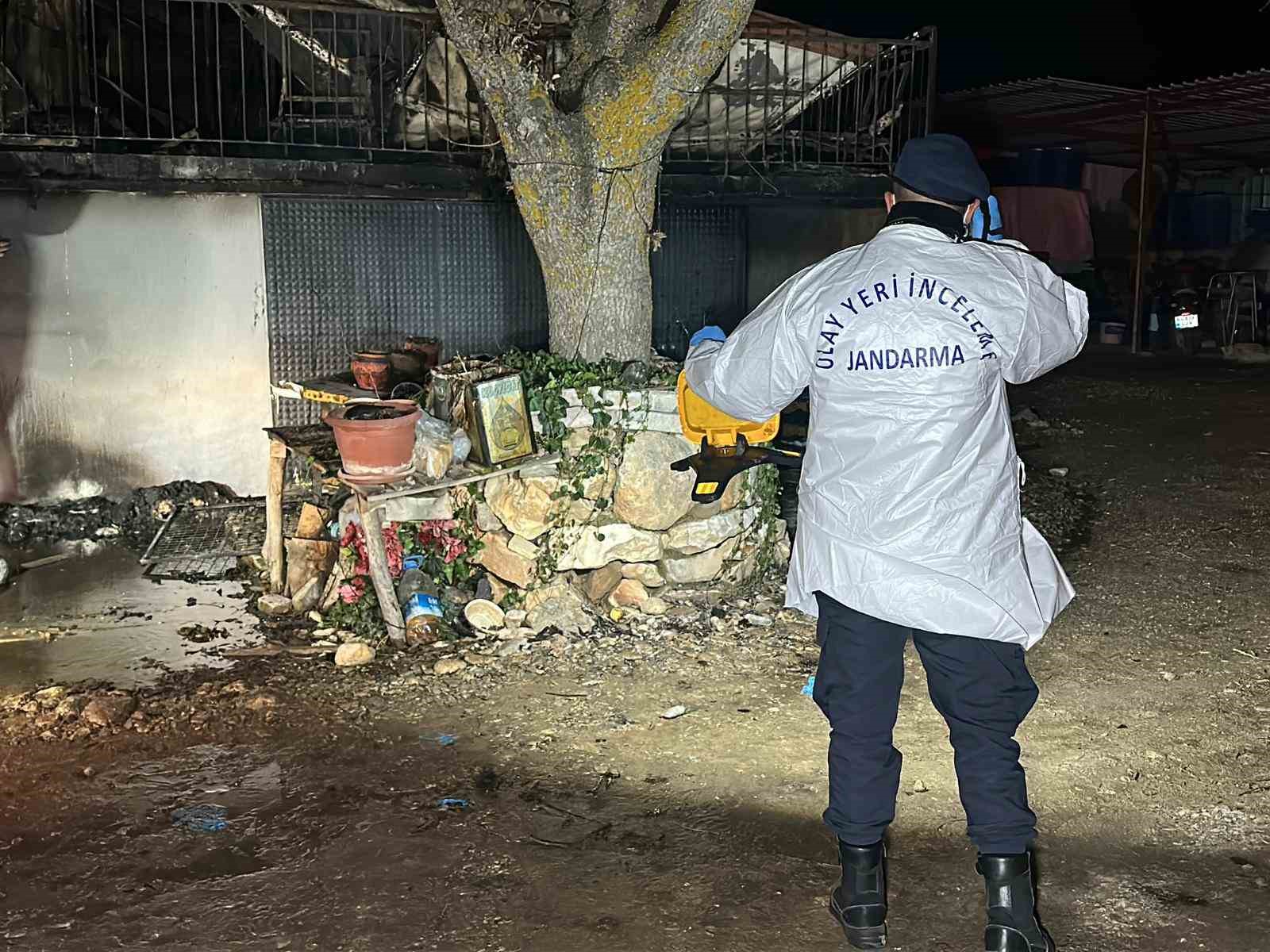 Prefabrik evde çıkan yangında karı-koca hayatını kaybetti
