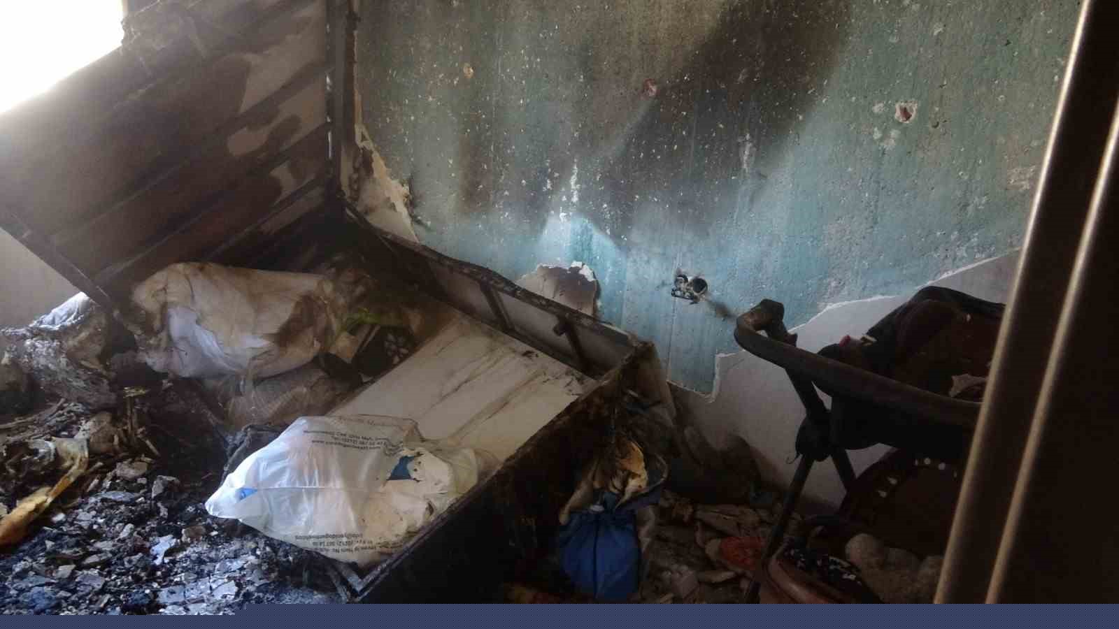 Prizden çıkan yangında apartman dairesinden alevler yükseldi
