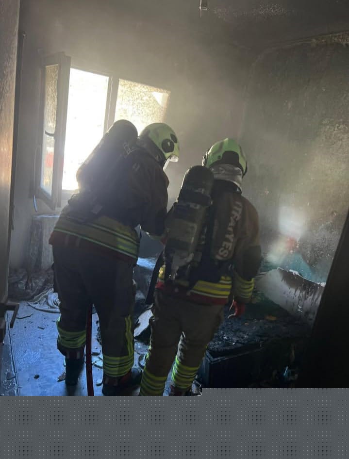 Prizden çıkan yangında apartman dairesinden alevler yükseldi
