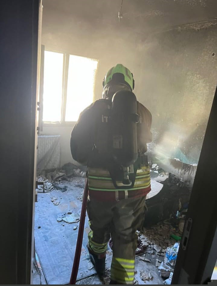 Prizden çıkan yangında apartman dairesinden alevler yükseldi
