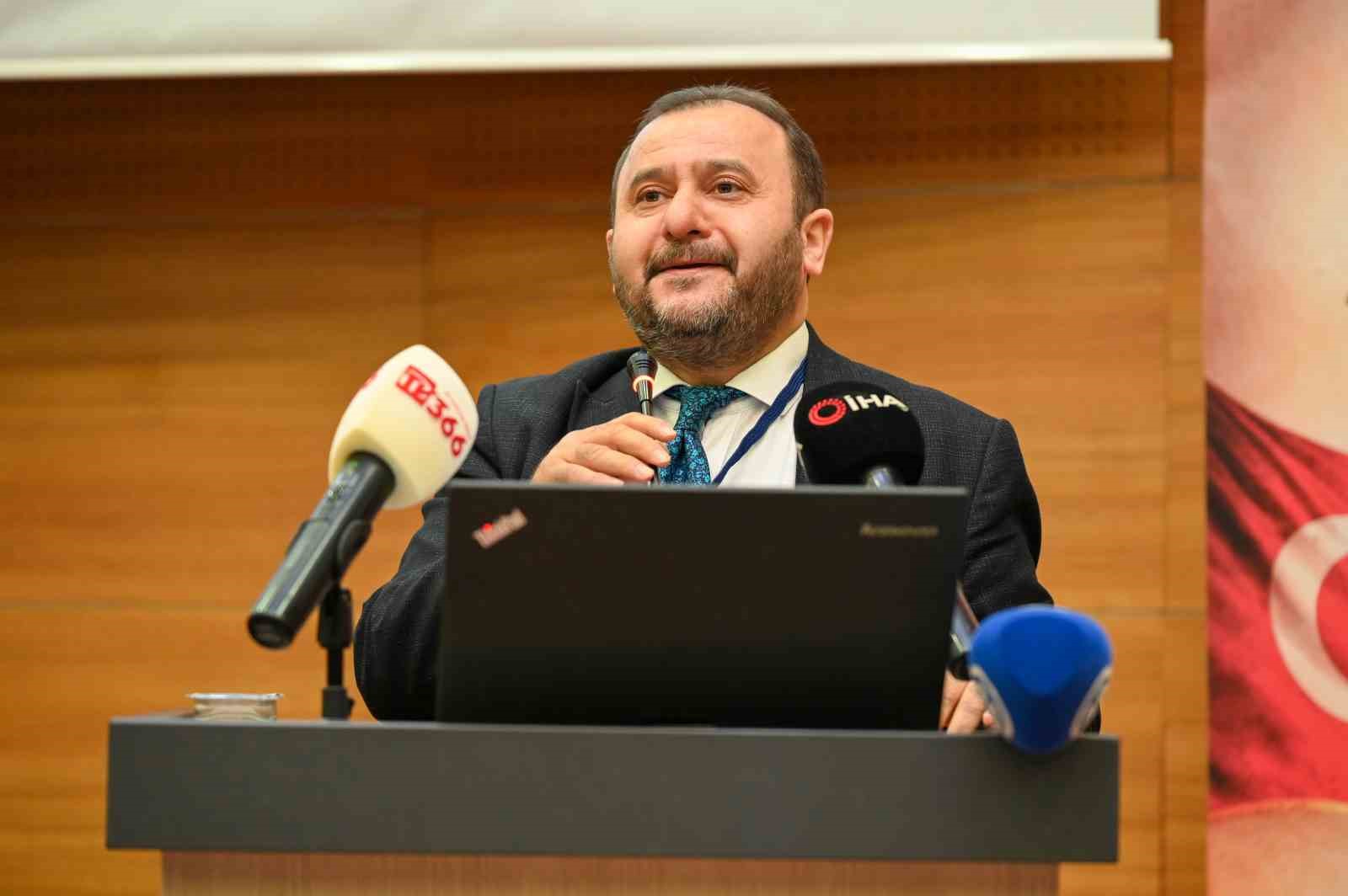 Prof. Dr. Ahmet Hamdi Topal: "Akif toplumu etkileyen büyük krizler karşısında cesareti öne çıkarmıştır"
