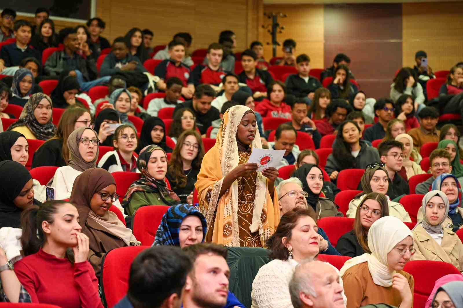 Prof. Dr. Ahmet Hamdi Topal: "Akif toplumu etkileyen büyük krizler karşısında cesareti öne çıkarmıştır"
