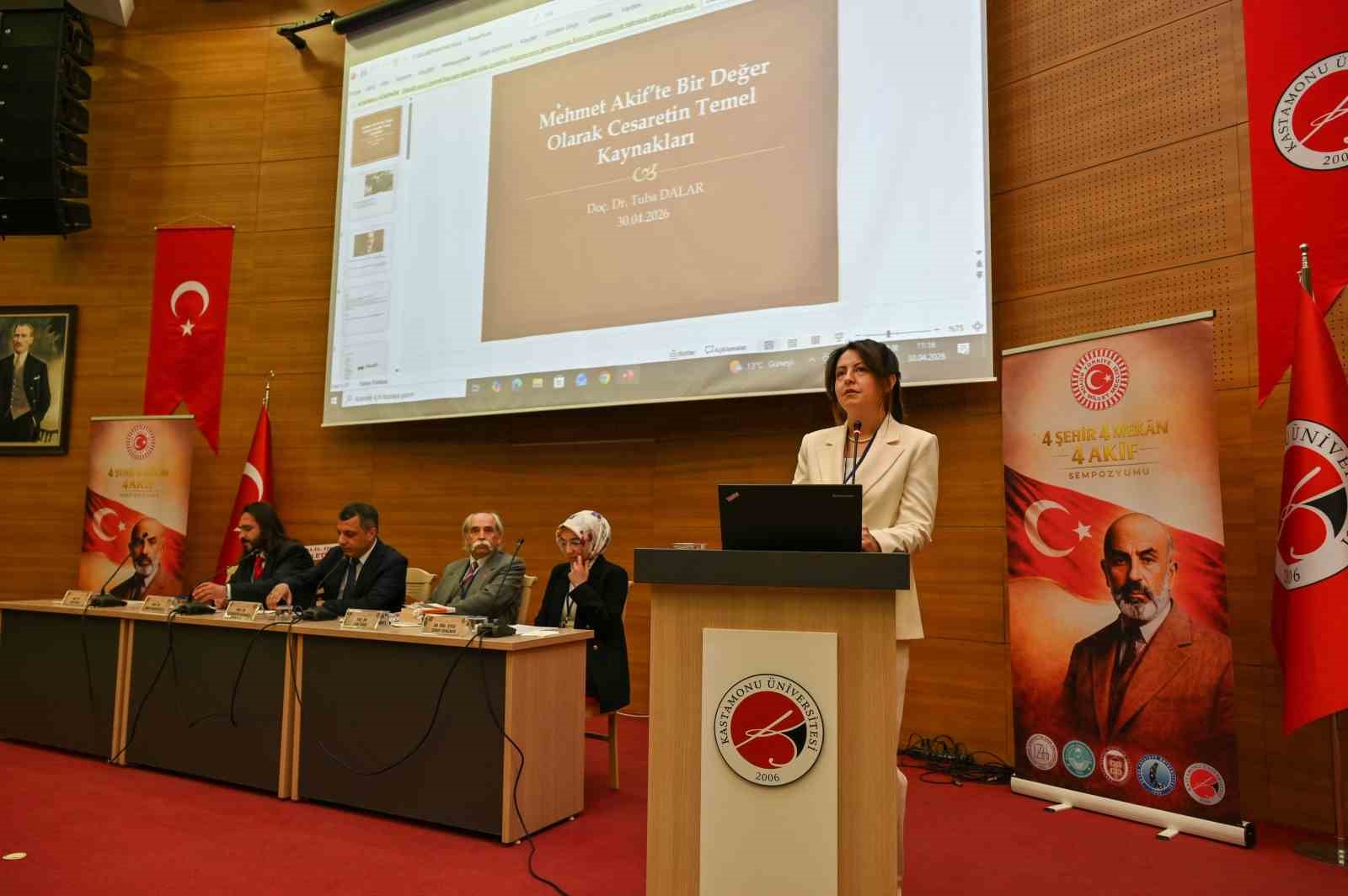 Prof. Dr. Ahmet Hamdi Topal: "Akif toplumu etkileyen büyük krizler karşısında cesareti öne çıkarmıştır"
