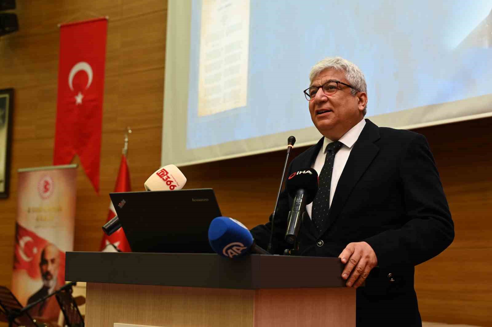 Prof. Dr. Ahmet Hamdi Topal: "Akif toplumu etkileyen büyük krizler karşısında cesareti öne çıkarmıştır"
