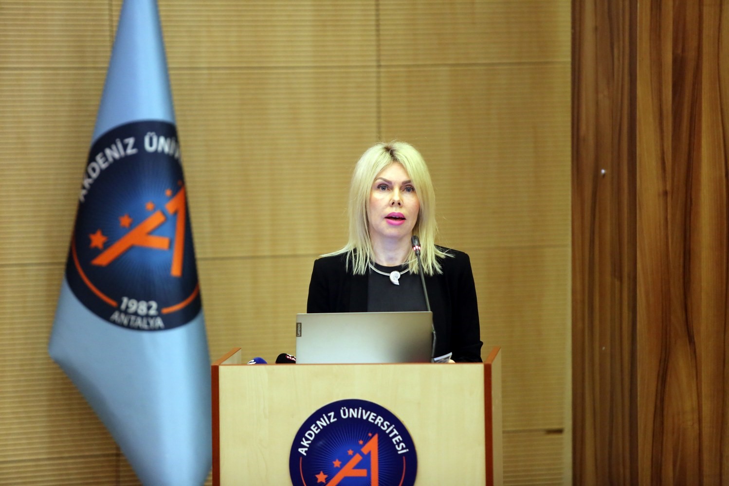 Prof. Dr. Özkan: "Kadınlarını geri bırakan toplumun ileri gitmesi imkansız"
