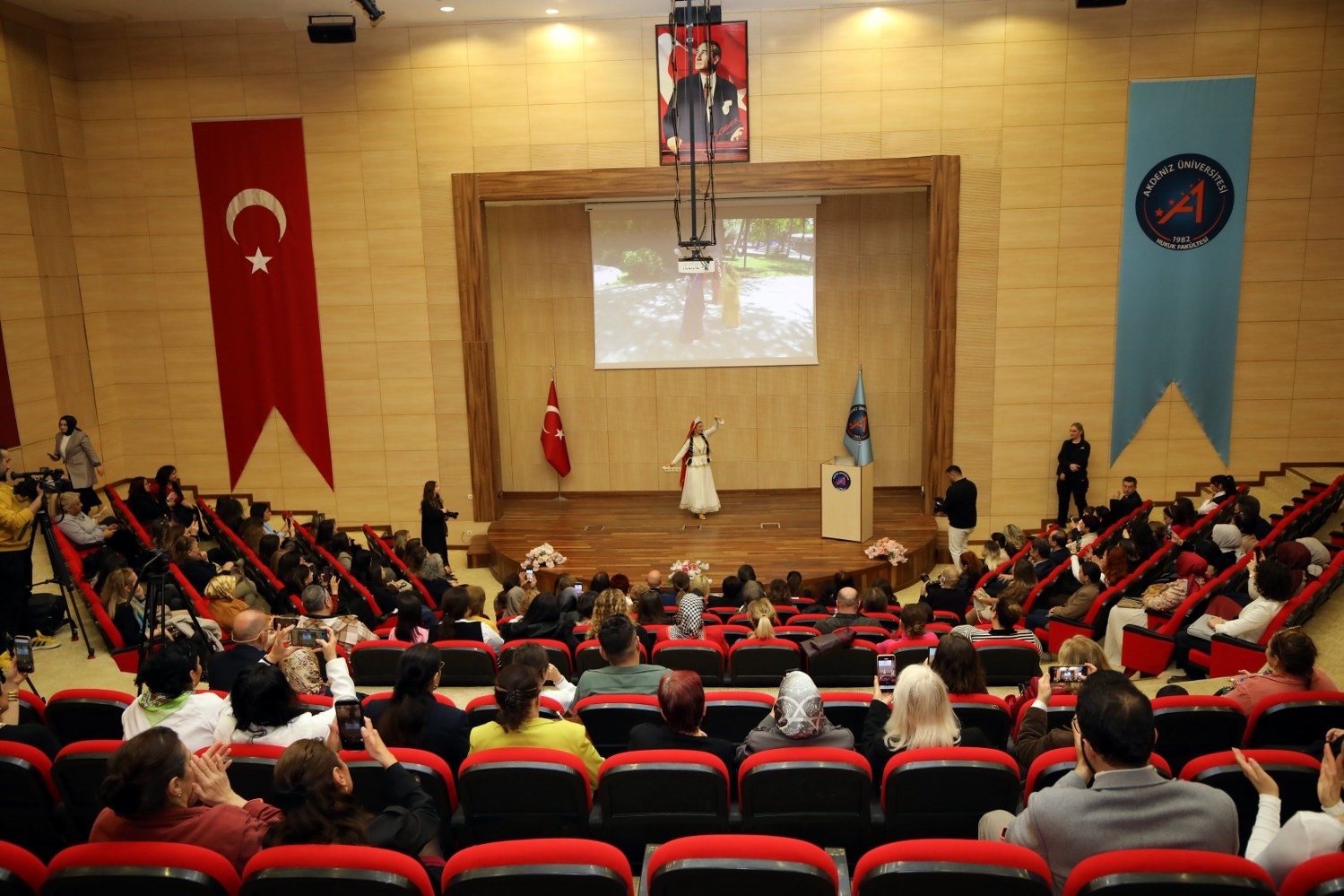 Prof. Dr. Özkan: "Kadınlarını geri bırakan toplumun ileri gitmesi imkansız"
