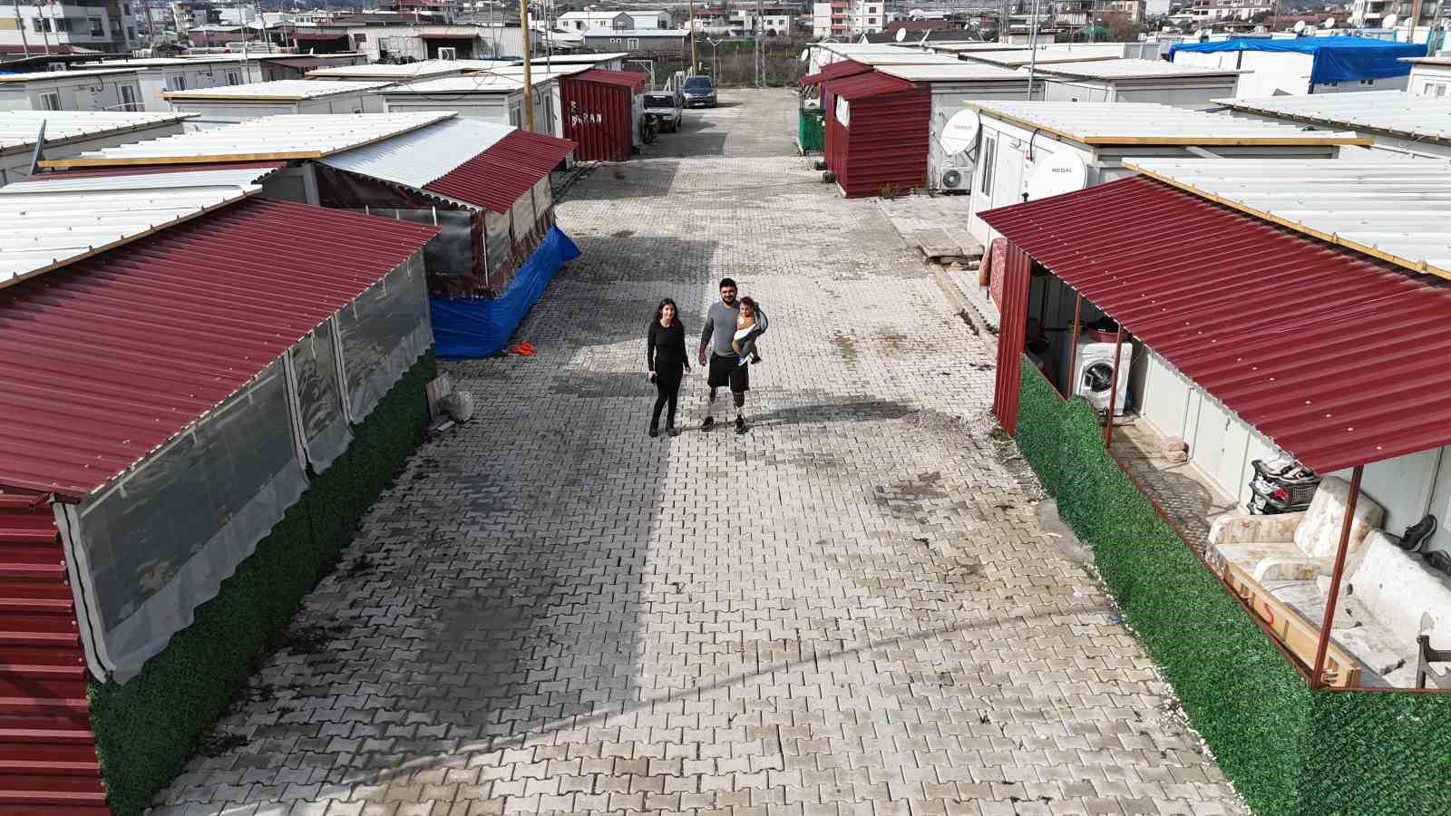 Protez bacaklarıyla yeniden yaşama tutunan depremzede Emre, yuva kurup evlat sahibi oldu
