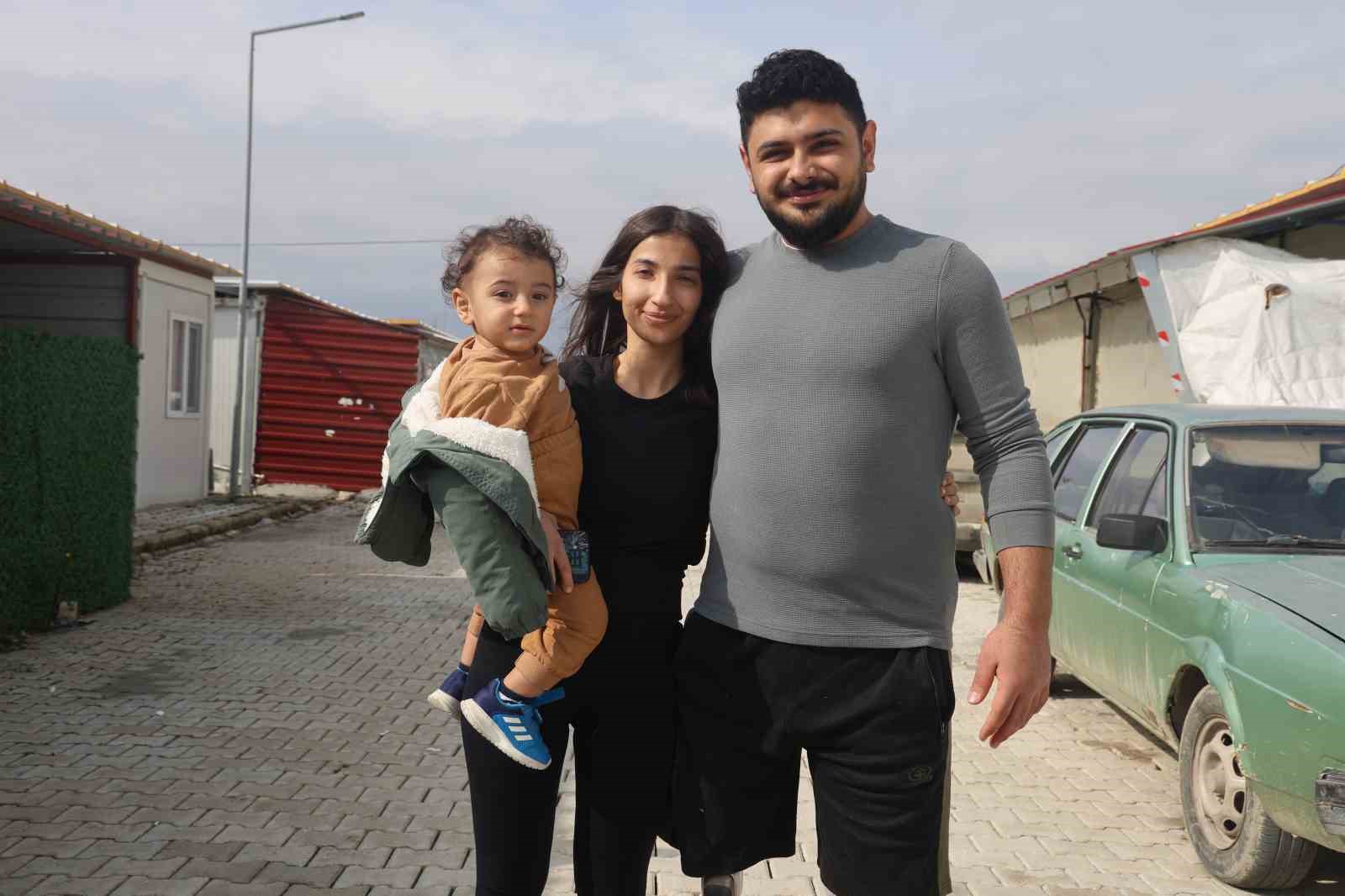 Protez bacaklarıyla yeniden yaşama tutunan depremzede Emre, yuva kurup evlat sahibi oldu
