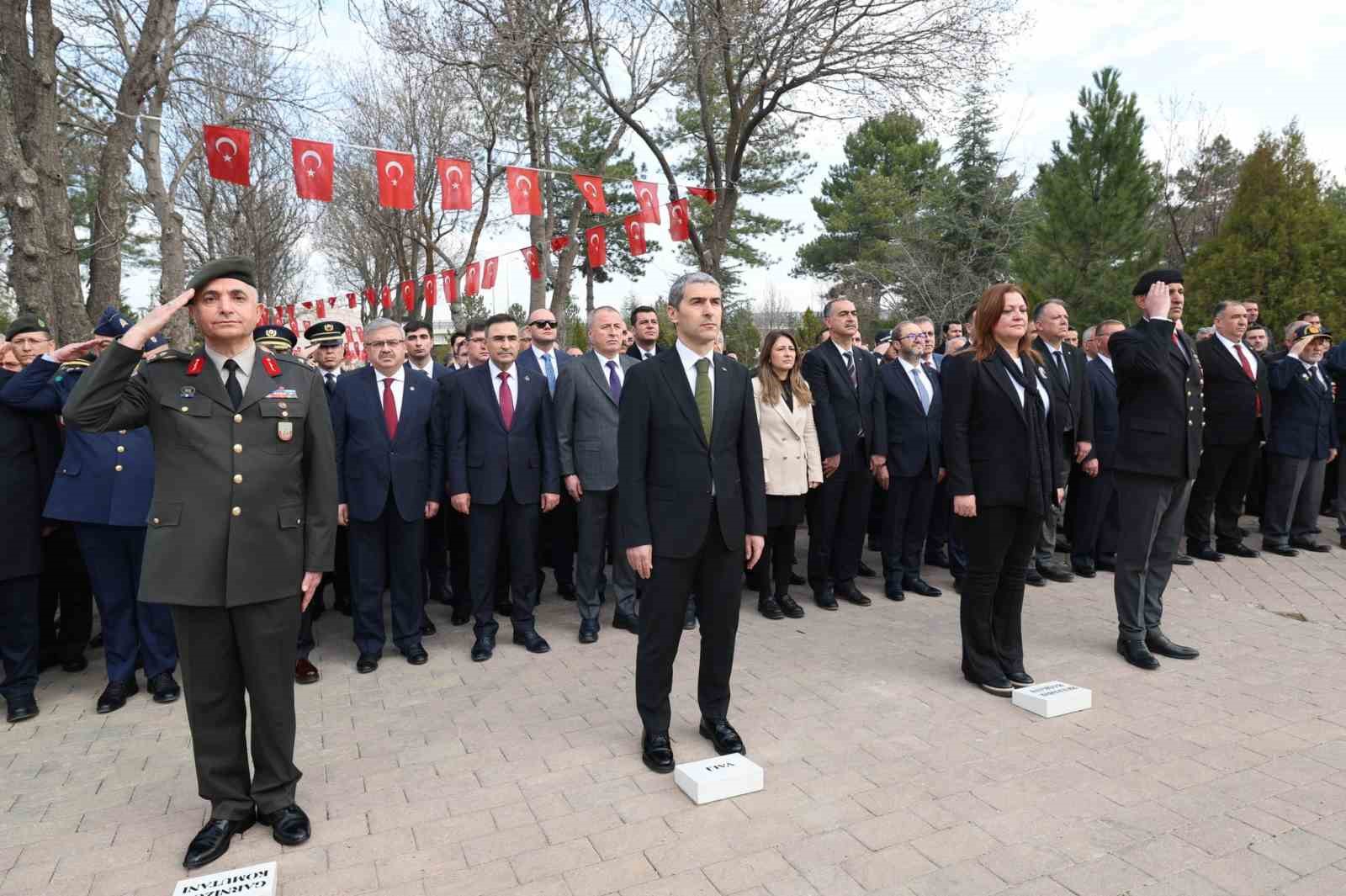 Protokol üyelerinden şehitlik ziyareti
