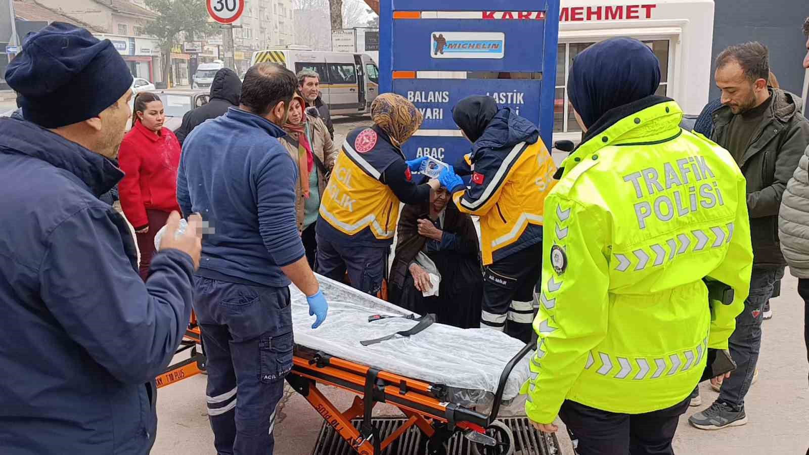 PTT Kargo minibüsünün çarptığı yaşlı kadın yaralandı
